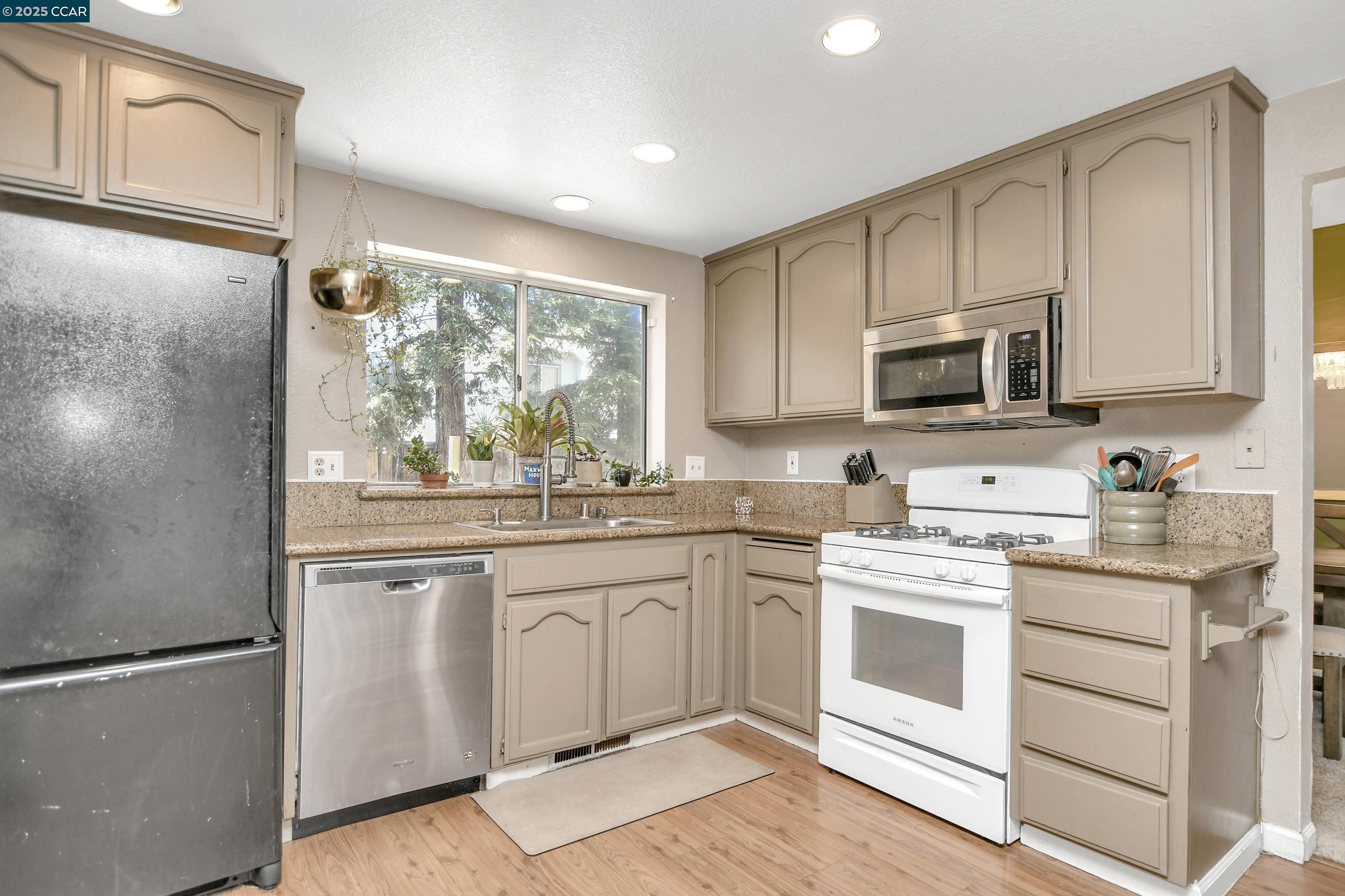 Detail Gallery Image 13 of 35 For 5008 Brookhaven Way, Antioch,  CA 94531 - 4 Beds | 2/1 Baths