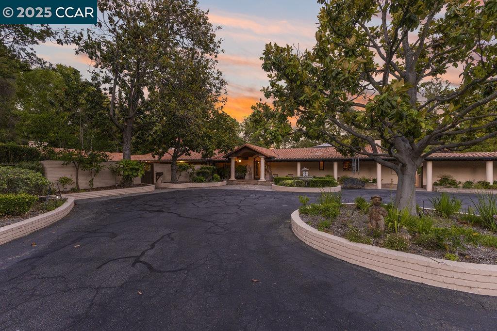 Detail Gallery Image 16 of 53 For 940 Reliez Station Ln, Lafayette,  CA 94549 - 13 Beds | 12/1 Baths