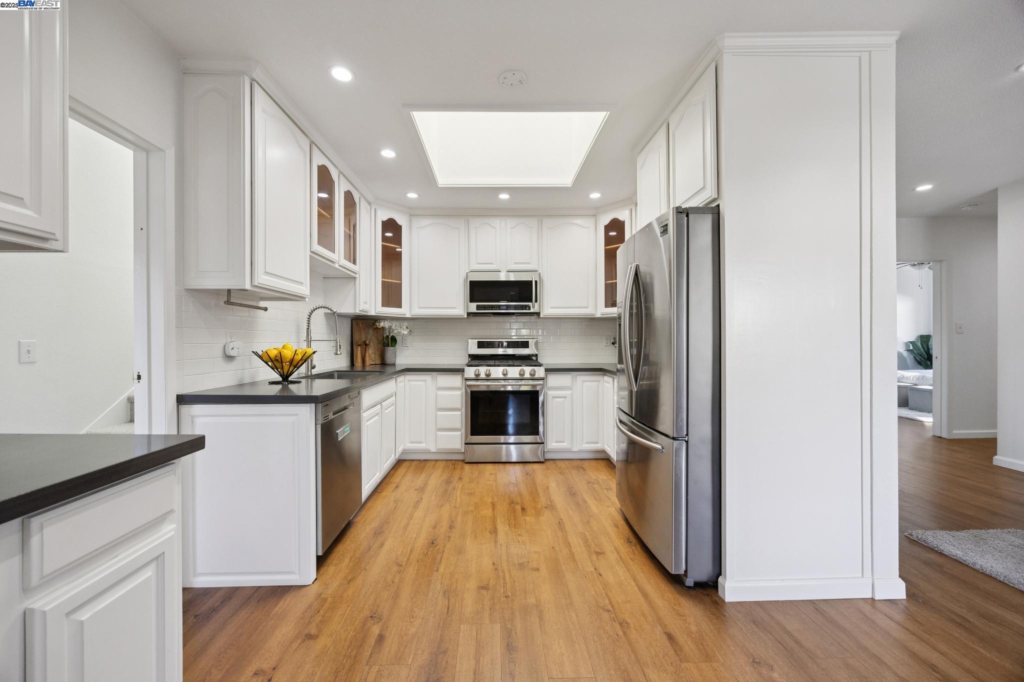 Detail Gallery Image 13 of 48 For 133 Mecartney Rd, Alameda,  CA 94502 - 3 Beds | 2 Baths