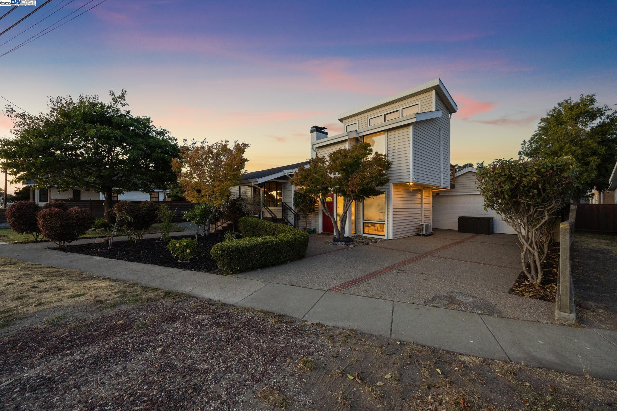 Detail Gallery Image 3 of 52 For 133 Mecartney Rd, Alameda,  CA 94502 - 3 Beds | 2 Baths