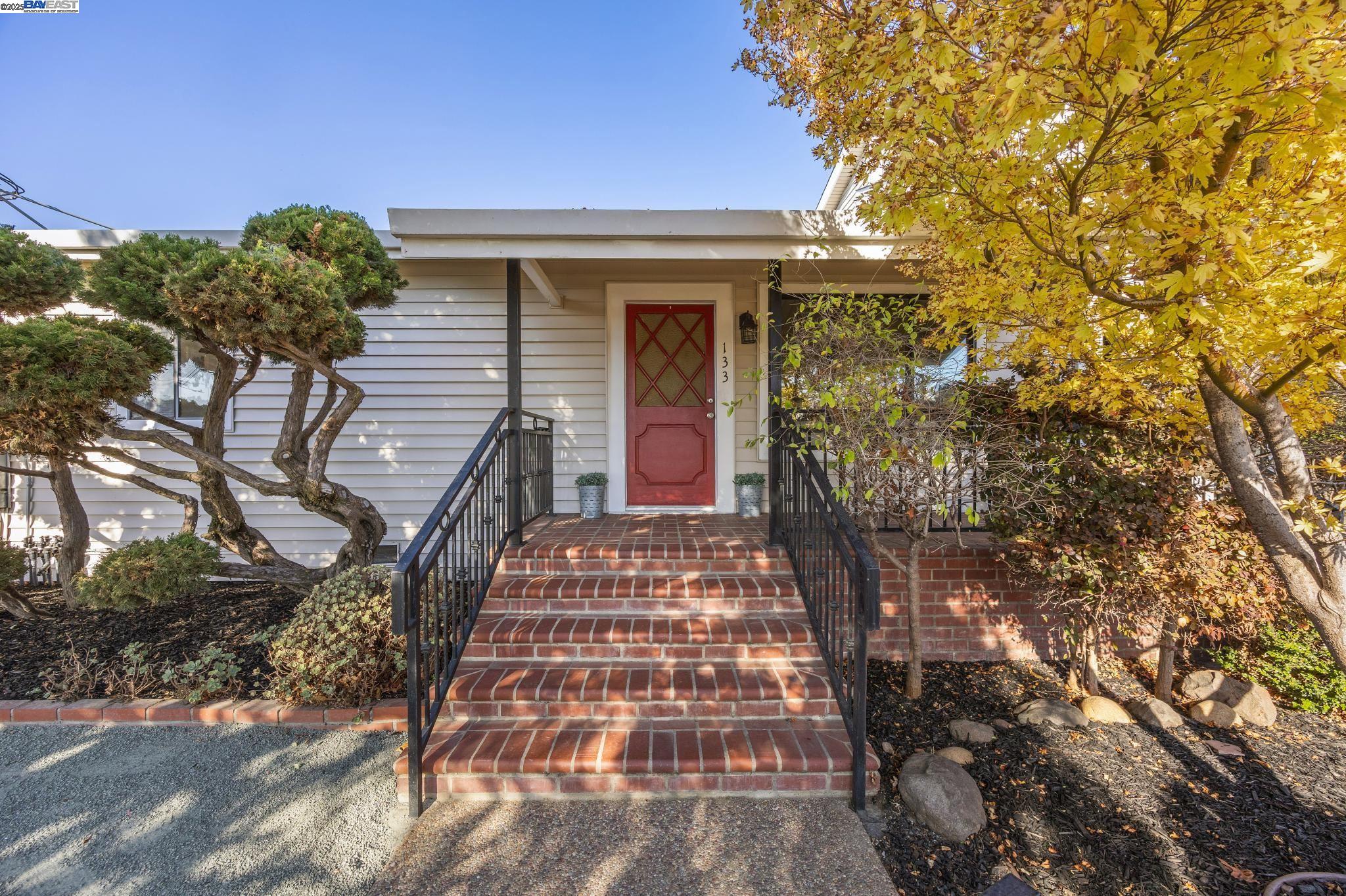 Detail Gallery Image 5 of 52 For 133 Mecartney Rd, Alameda,  CA 94502 - 3 Beds | 2 Baths