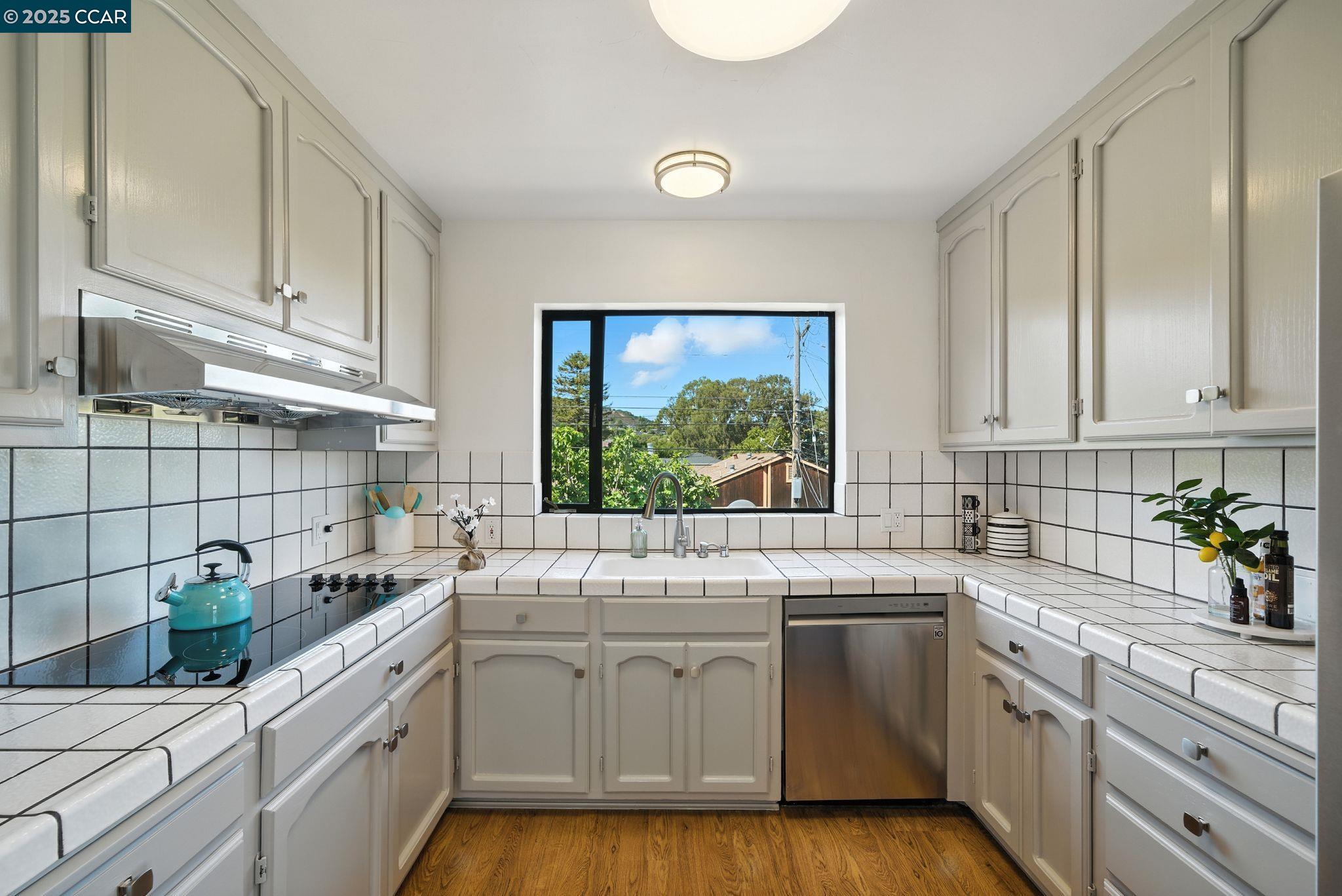 Detail Gallery Image 13 of 60 For 3716 Kenwood Ave, San Mateo,  CA 94403 - 4 Beds | 2/1 Baths