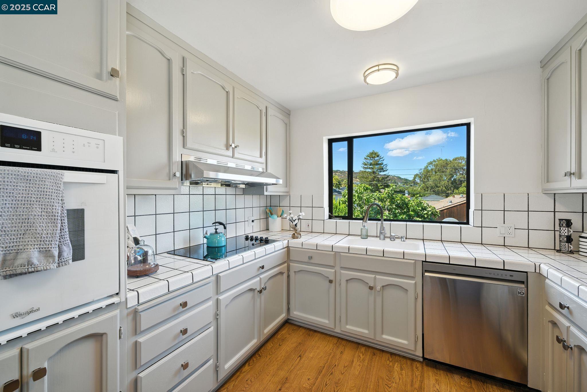 Detail Gallery Image 14 of 60 For 3716 Kenwood Ave, San Mateo,  CA 94403 - 4 Beds | 2/1 Baths