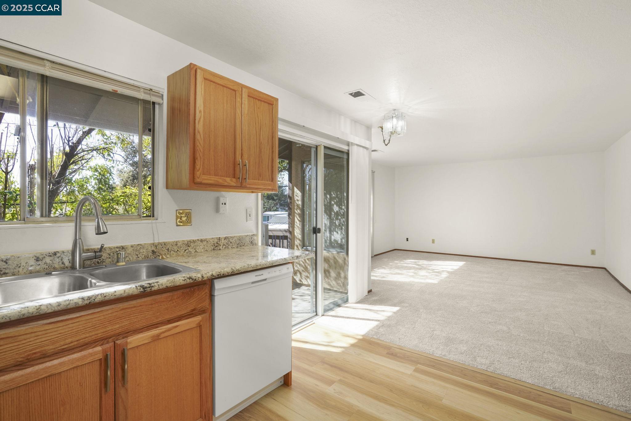 Detail Gallery Image 4 of 15 For 1440 Reganti Pl #11,  Concord,  CA 94518 - 2 Beds | 1 Baths