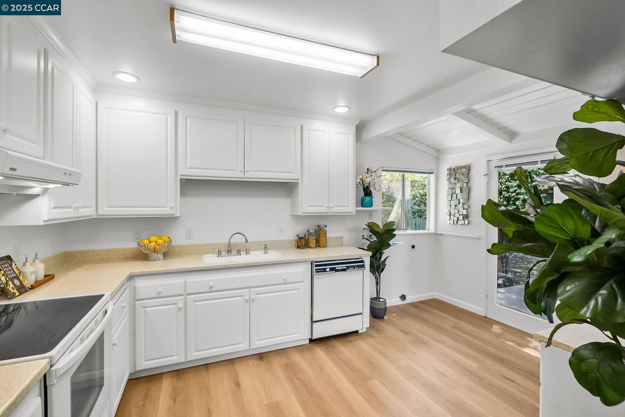 Detail Gallery Image 11 of 39 For 46 Parklane Dr, Orinda,  CA 94563 - 2 Beds | 2 Baths