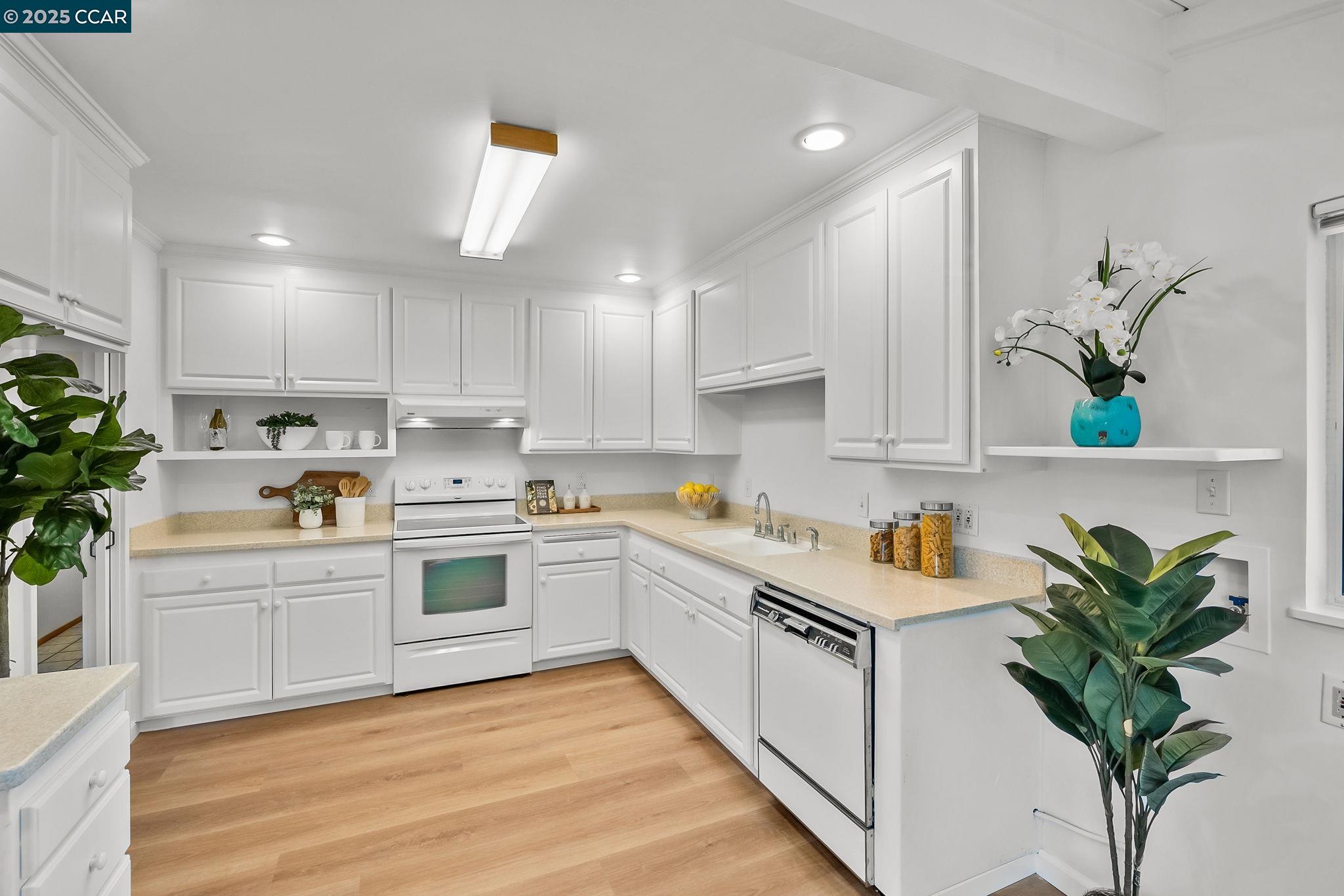 Detail Gallery Image 12 of 39 For 46 Parklane Dr, Orinda,  CA 94563 - 2 Beds | 2 Baths