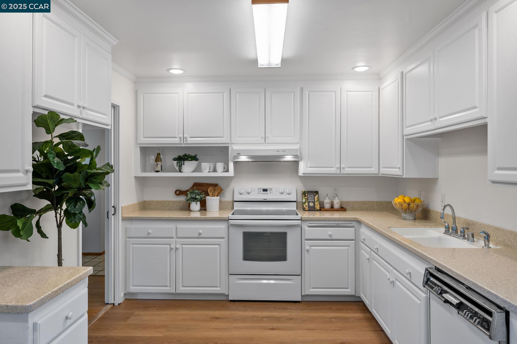 Detail Gallery Image 13 of 39 For 46 Parklane Dr, Orinda,  CA 94563 - 2 Beds | 2 Baths