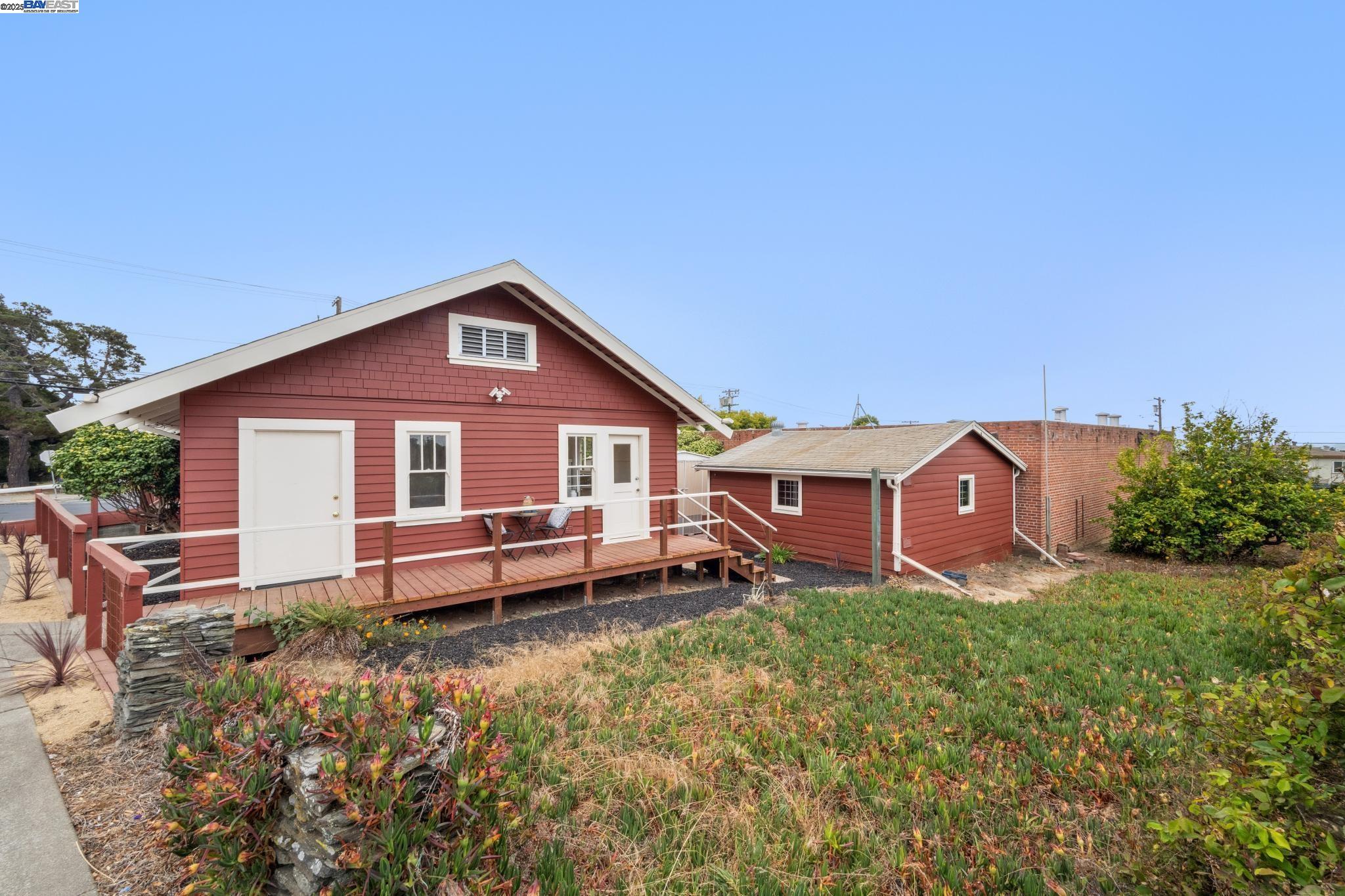 Detail Gallery Image 3 of 39 For 7029 Stockton Avenue, El Cerrito,  CA 94530 - 3 Beds | 1/1 Baths