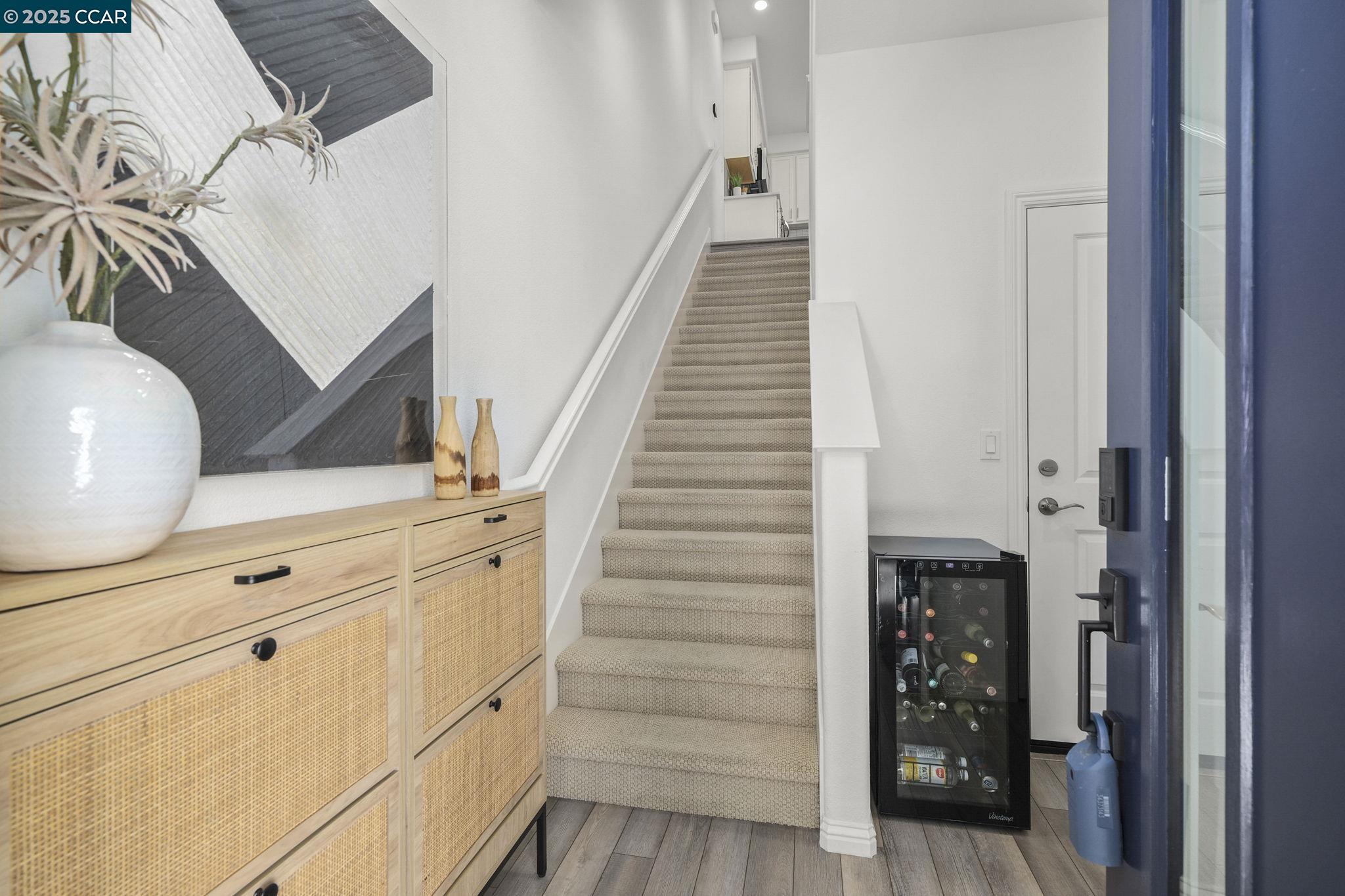 Detail Gallery Image 4 of 32 For 2853 Cathwood Lane, Alameda,  CA 94501 - 2 Beds | 1/1 Baths