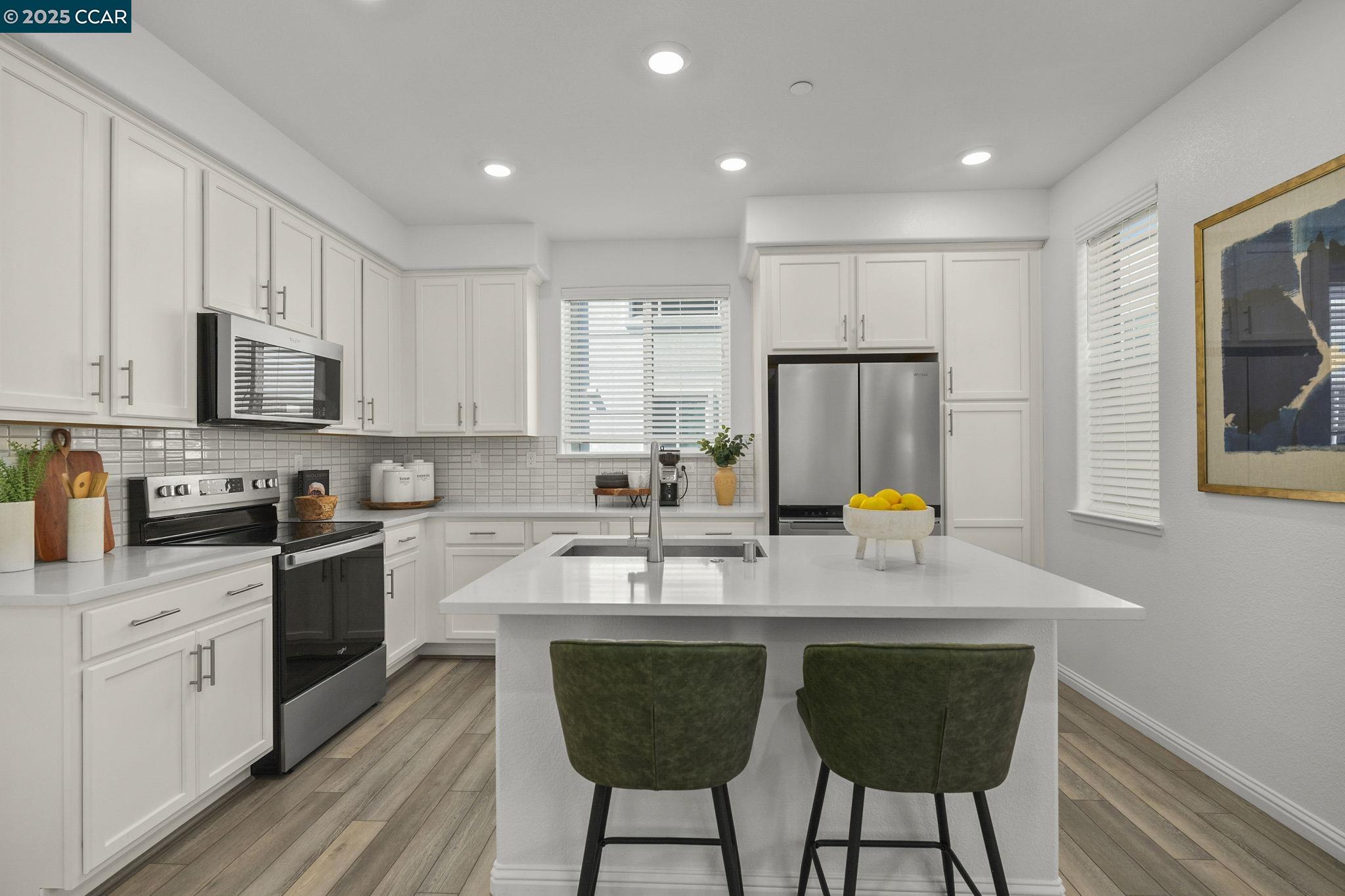 Detail Gallery Image 5 of 32 For 2853 Cathwood Lane, Alameda,  CA 94501 - 2 Beds | 1/1 Baths