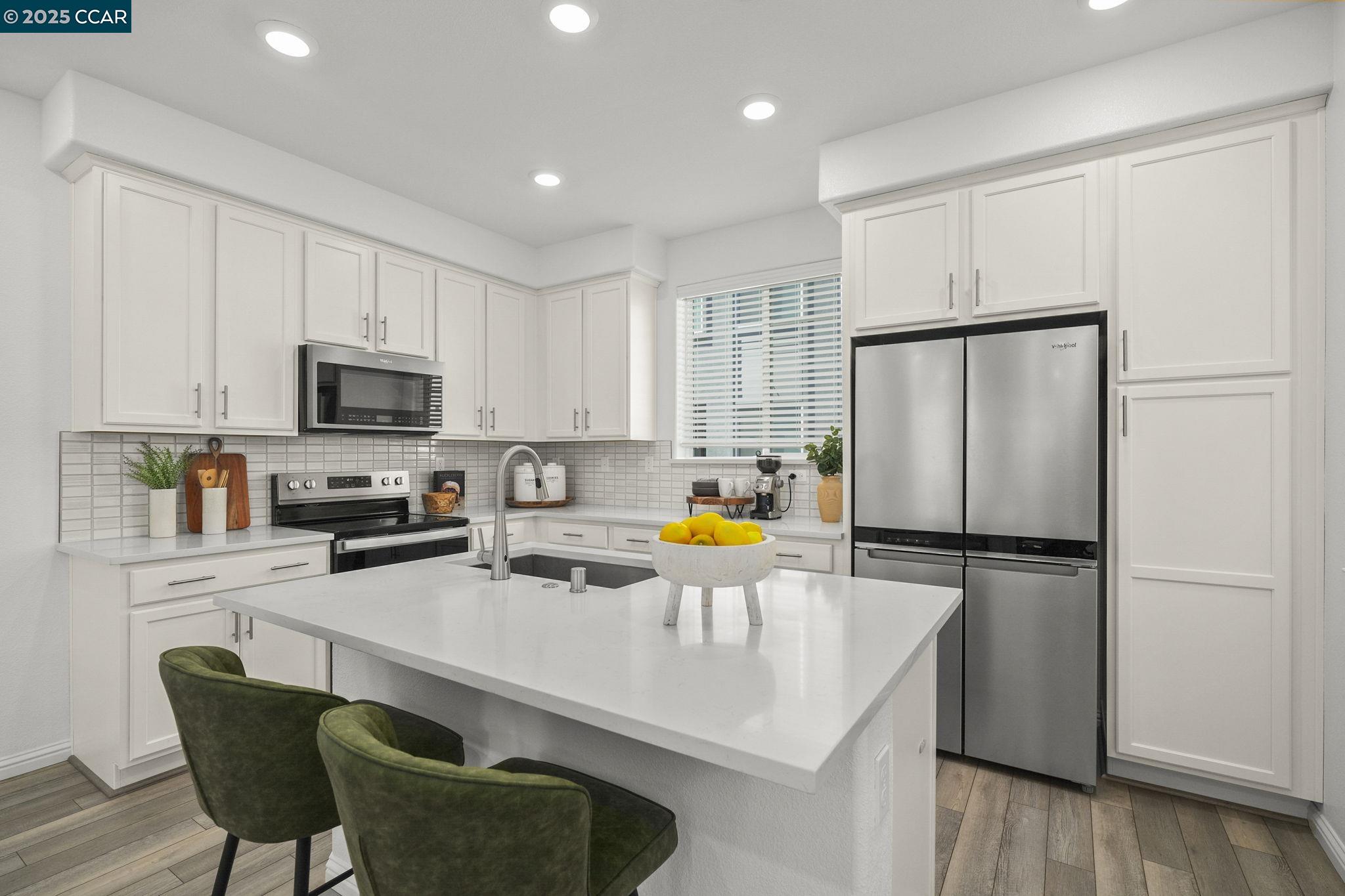 Detail Gallery Image 6 of 32 For 2853 Cathwood Lane, Alameda,  CA 94501 - 2 Beds | 1/1 Baths