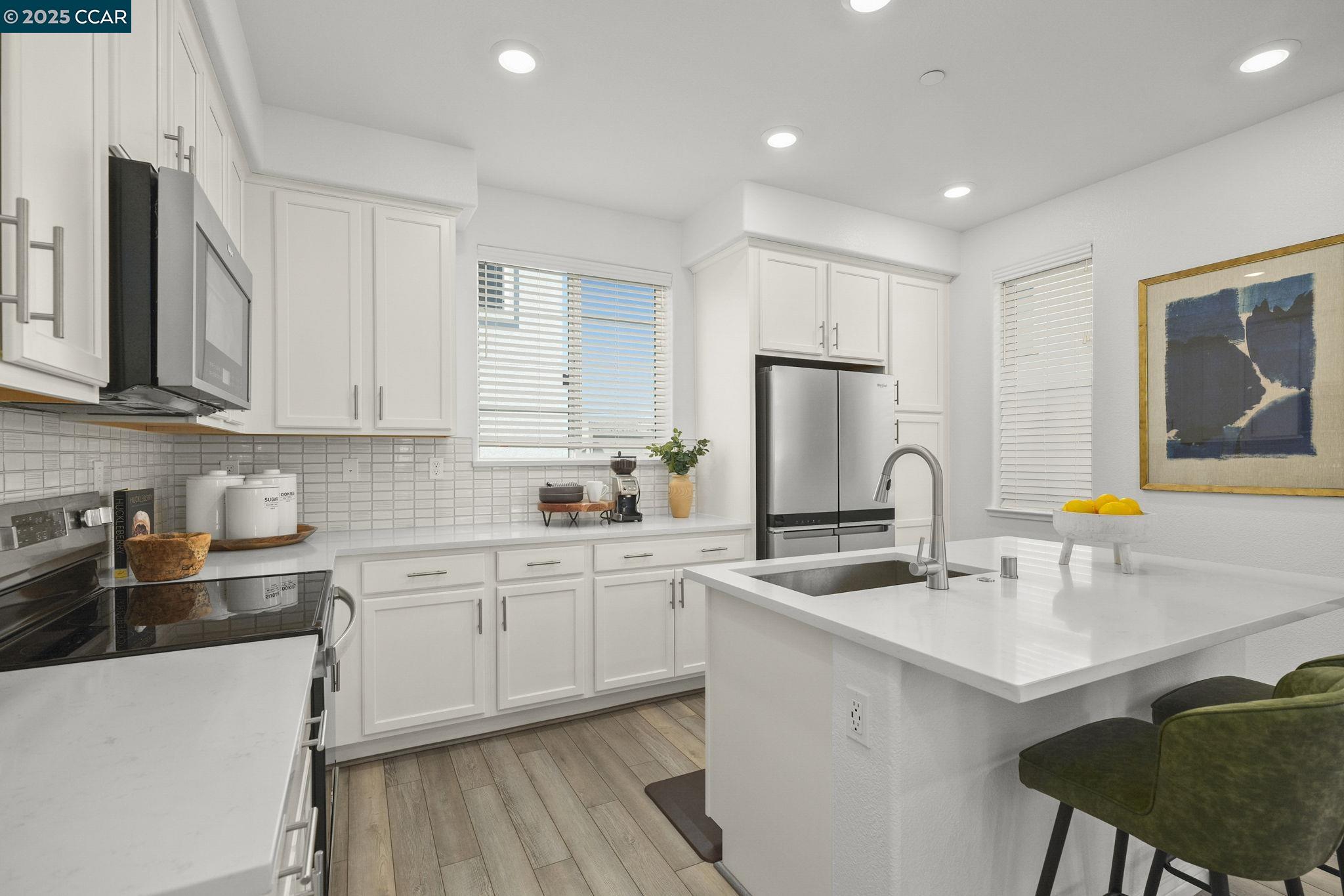 Detail Gallery Image 7 of 32 For 2853 Cathwood Lane, Alameda,  CA 94501 - 2 Beds | 1/1 Baths