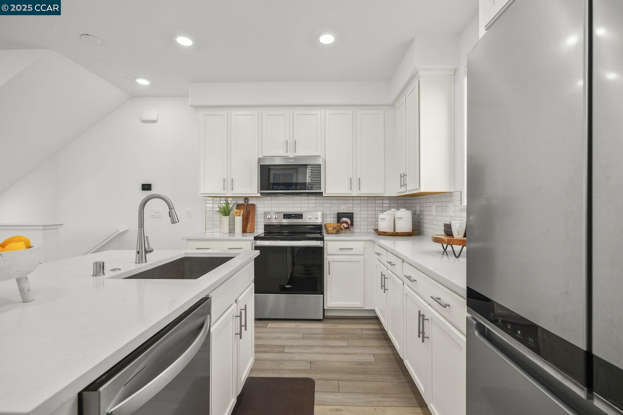 Detail Gallery Image 8 of 32 For 2853 Cathwood Lane, Alameda,  CA 94501 - 2 Beds | 1/1 Baths