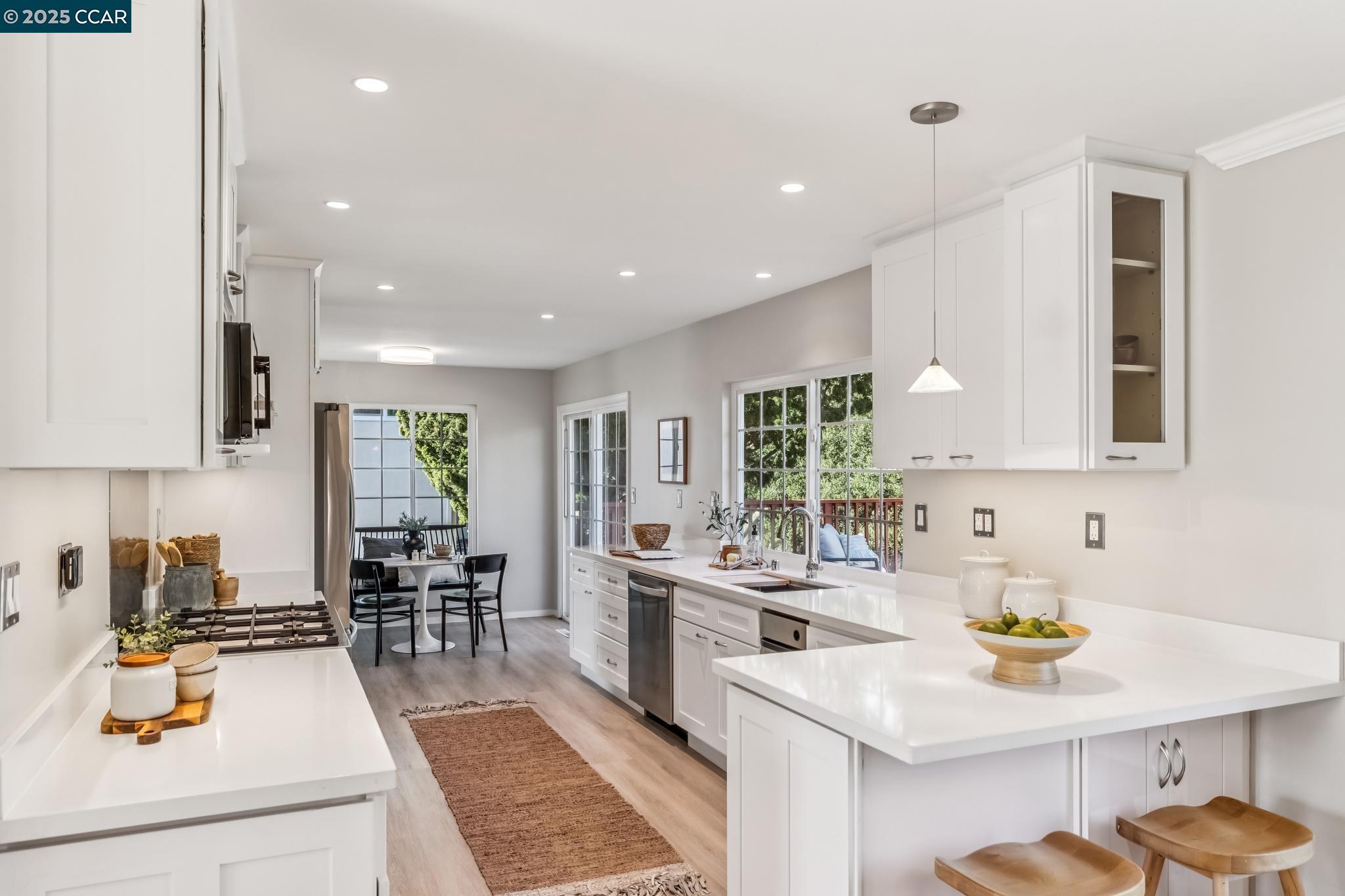 Detail Gallery Image 16 of 56 For 8090 Hansom Dr, Oakland,  CA 94605 - 4 Beds | 2/1 Baths