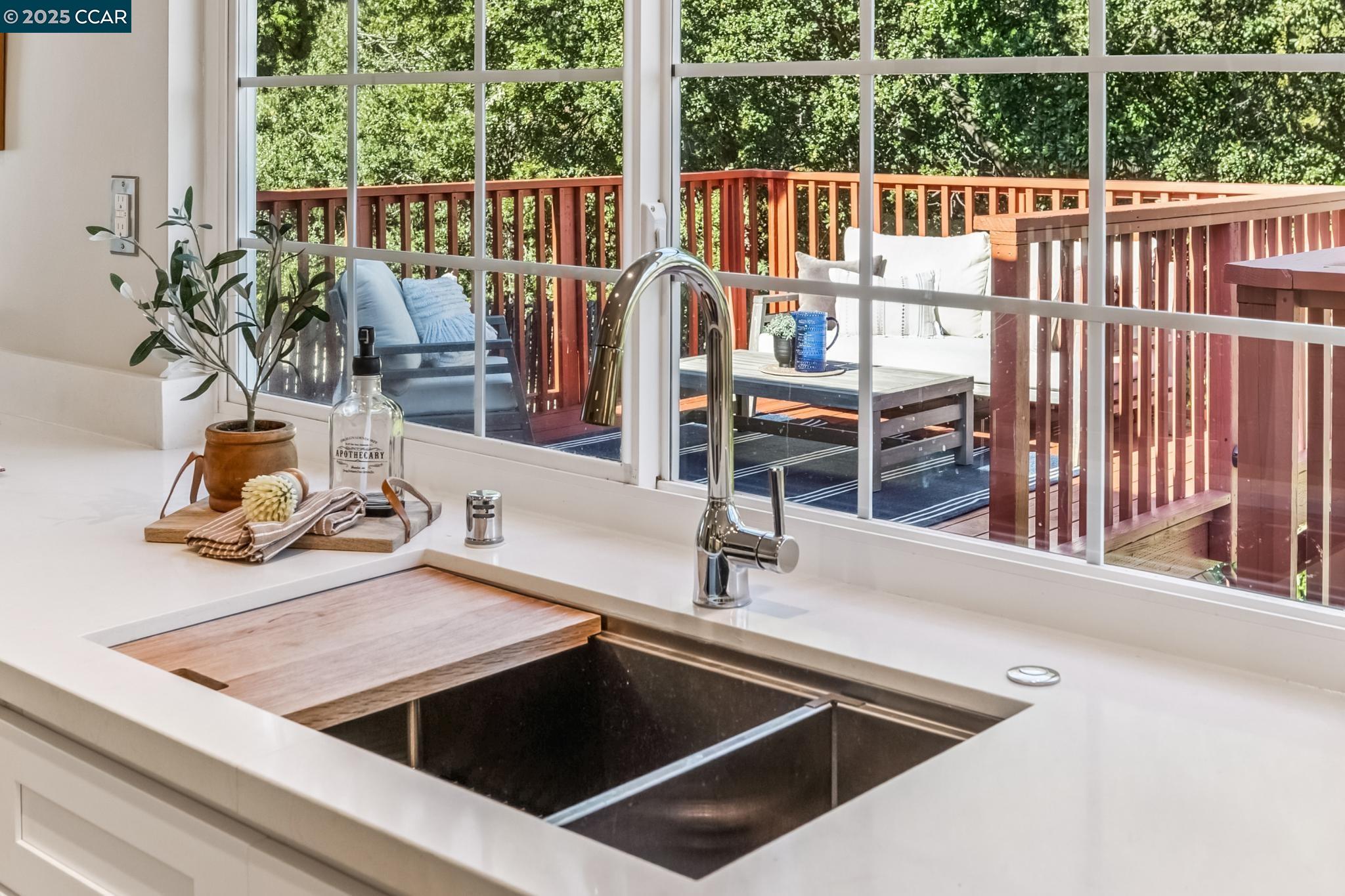 Detail Gallery Image 18 of 56 For 8090 Hansom Dr, Oakland,  CA 94605 - 4 Beds | 2/1 Baths