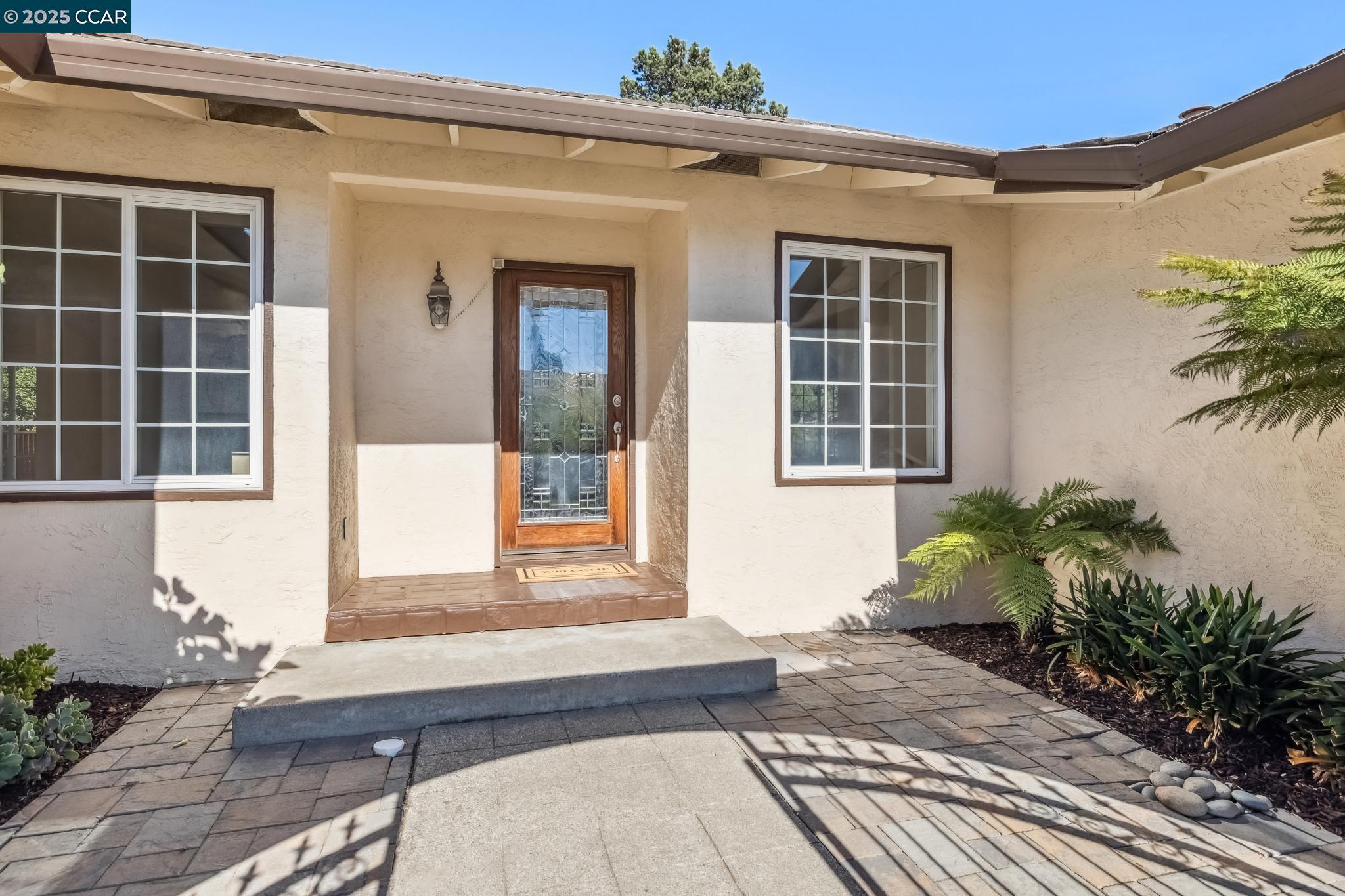Detail Gallery Image 3 of 56 For 8090 Hansom Dr, Oakland,  CA 94605 - 4 Beds | 2/1 Baths