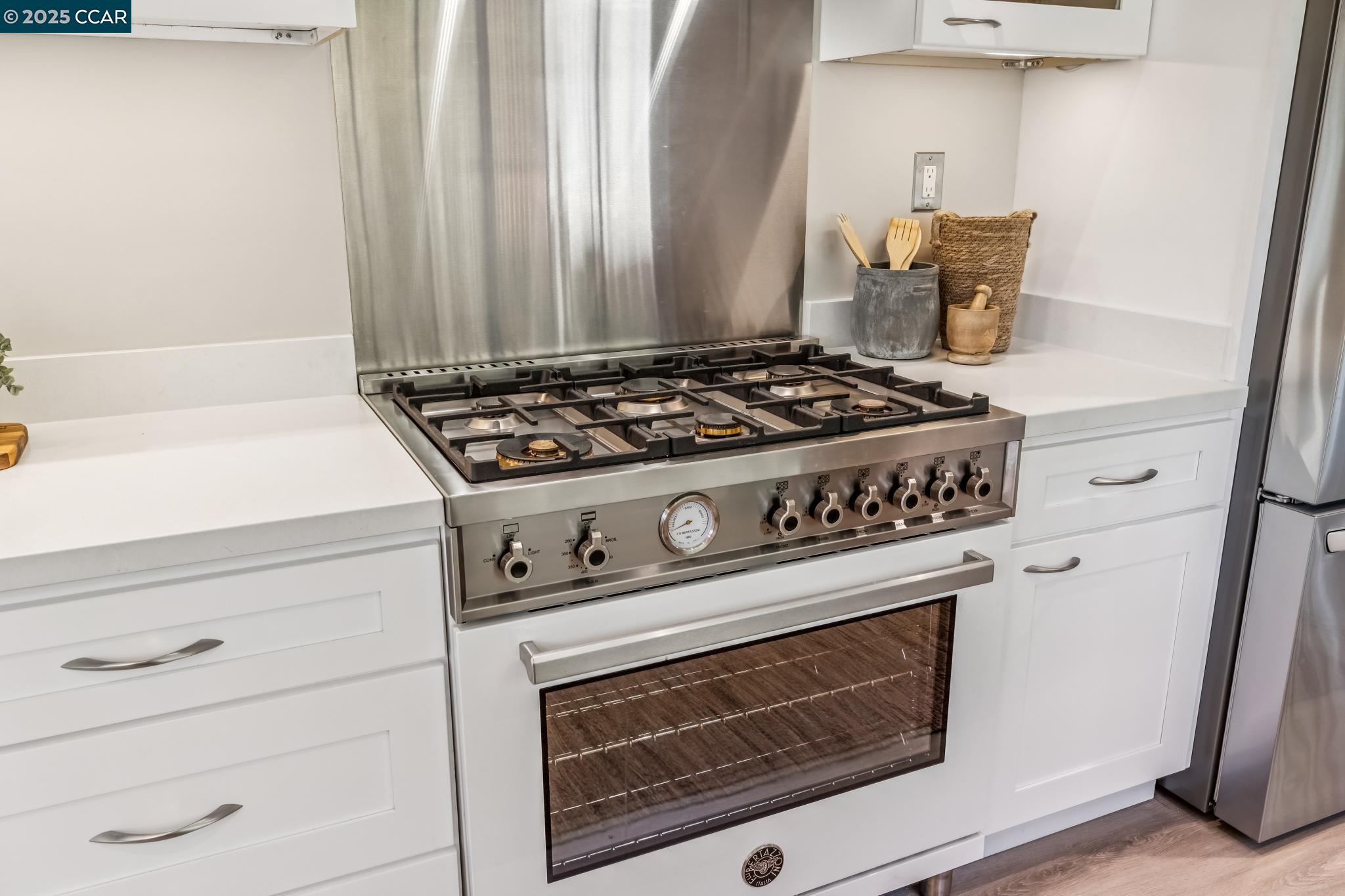Detail Gallery Image 21 of 56 For 8090 Hansom Dr, Oakland,  CA 94605 - 4 Beds | 2/1 Baths