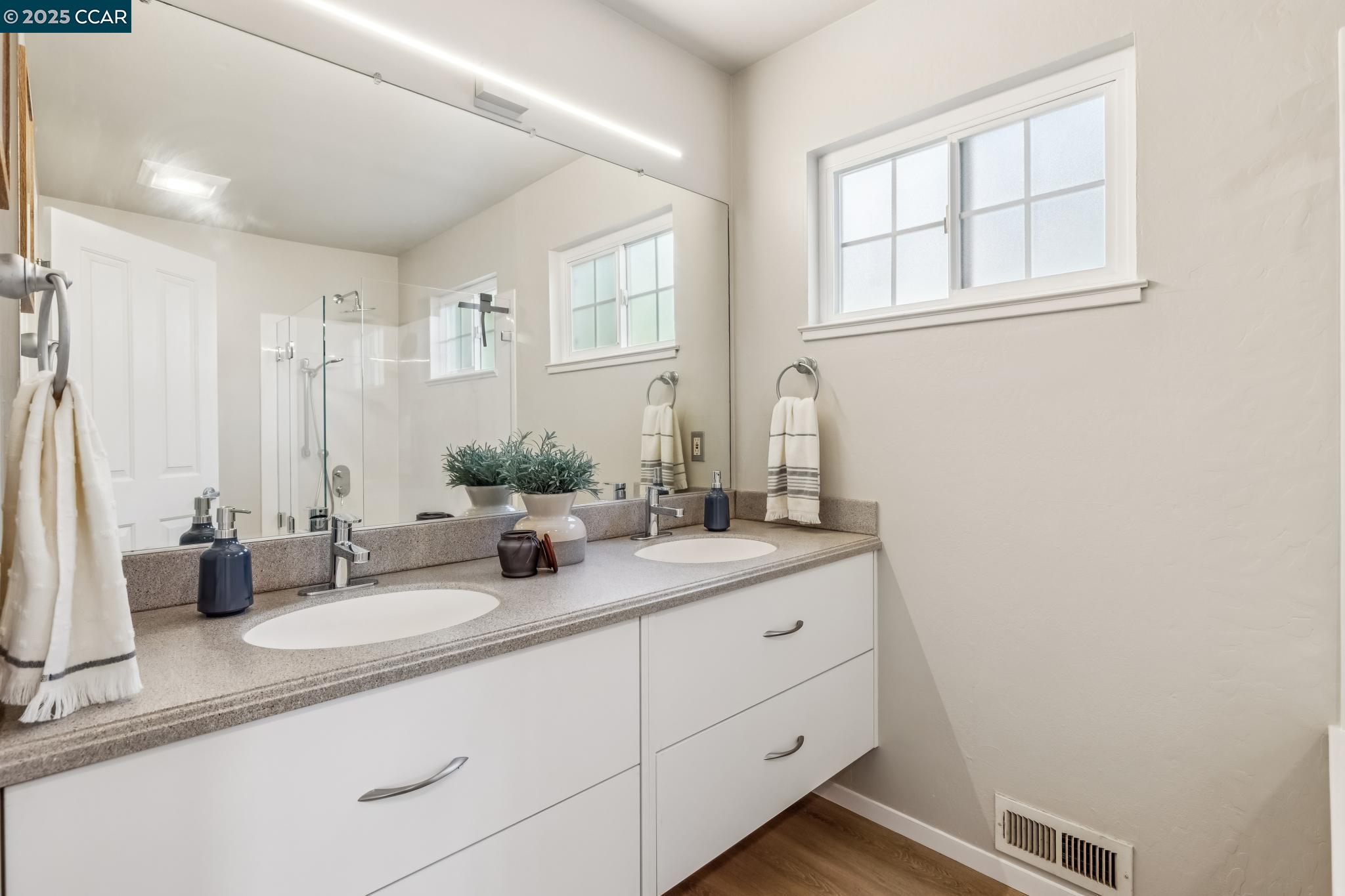 Detail Gallery Image 30 of 56 For 8090 Hansom Dr, Oakland,  CA 94605 - 4 Beds | 2/1 Baths