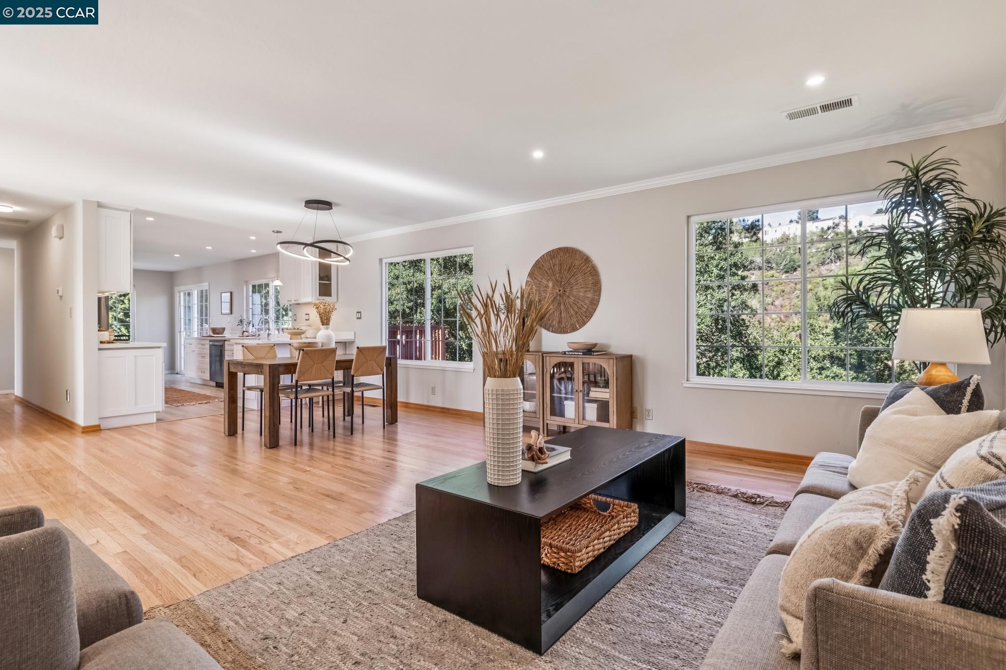 Detail Gallery Image 8 of 56 For 8090 Hansom Dr, Oakland,  CA 94605 - 4 Beds | 2/1 Baths