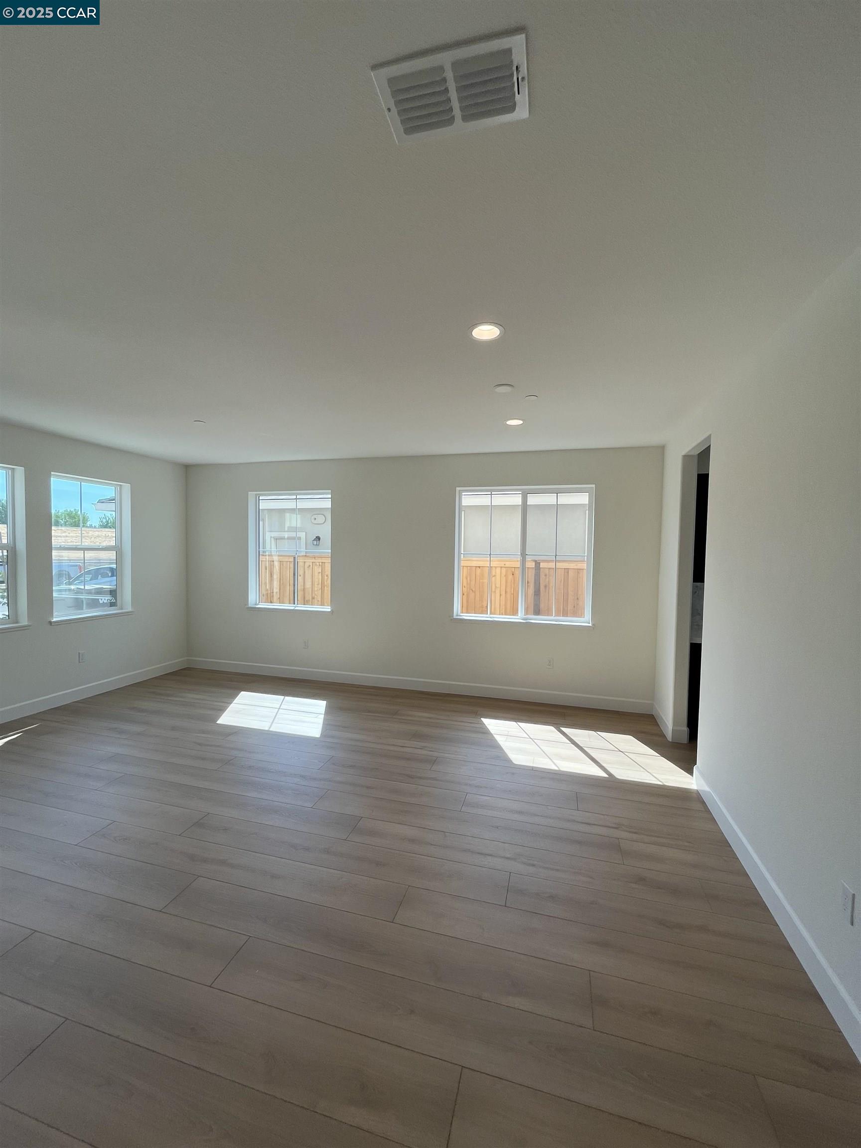 Detail Gallery Image 7 of 13 For 2750 Moonflower Street, West Sacramento,  CA 95691 - 4 Beds | 3/1 Baths