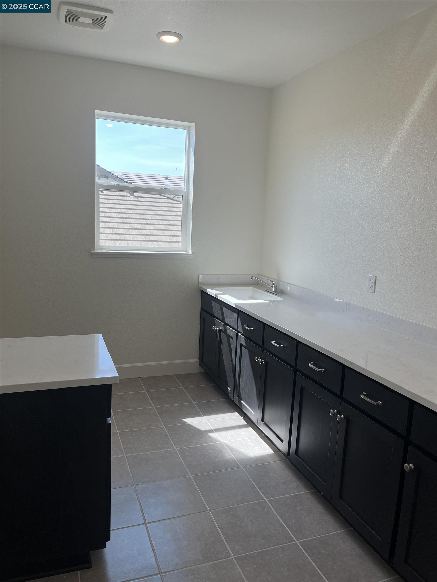 Detail Gallery Image 8 of 13 For 2750 Moonflower Street, West Sacramento,  CA 95691 - 4 Beds | 3/1 Baths