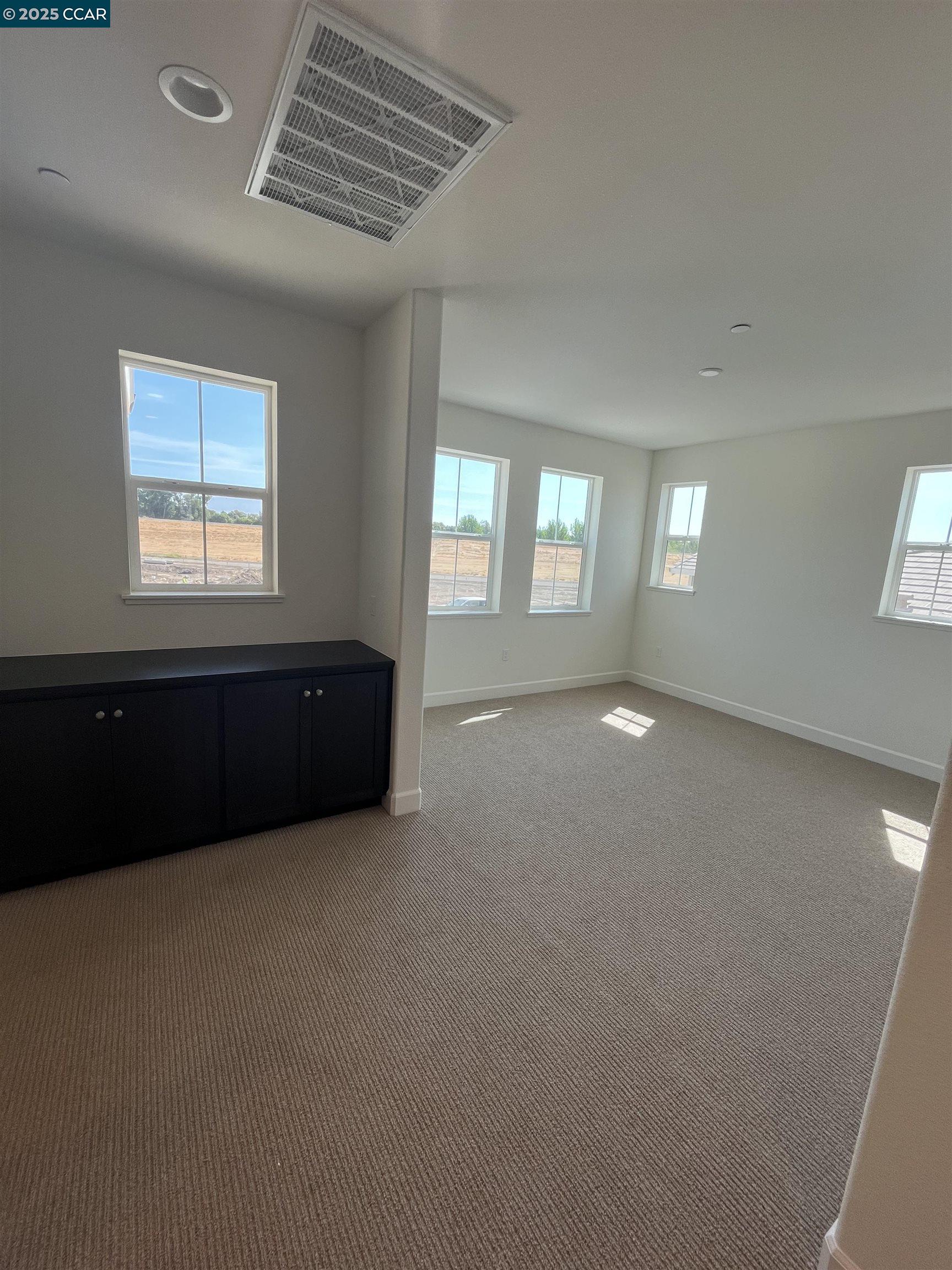 Detail Gallery Image 9 of 13 For 2750 Moonflower Street, West Sacramento,  CA 95691 - 4 Beds | 3/1 Baths