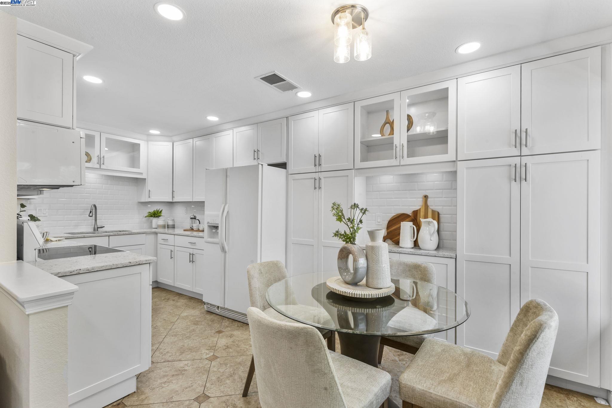 Detail Gallery Image 14 of 48 For 215 Mavis Dr, Pleasanton,  CA 94566 - 3 Beds | 2/1 Baths