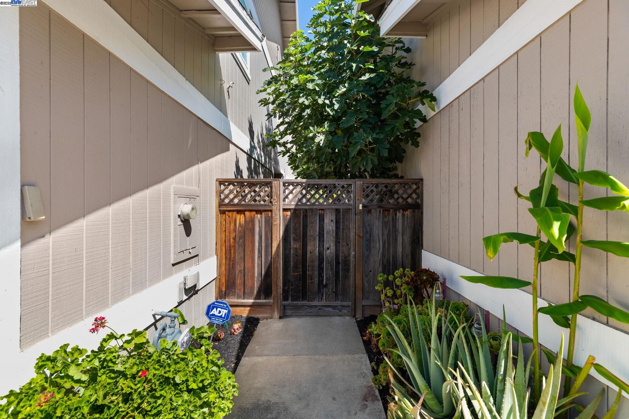 Detail Gallery Image 3 of 48 For 215 Mavis Dr, Pleasanton,  CA 94566 - 3 Beds | 2/1 Baths