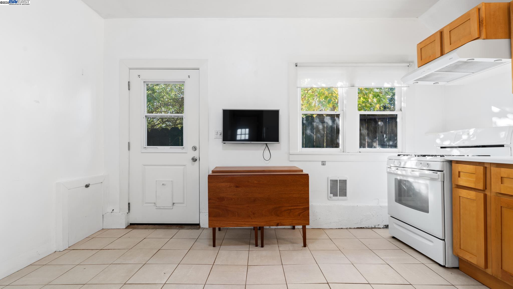 Detail Gallery Image 22 of 43 For 1621 E 38th St, Oakland,  CA 94602 - – Beds | – Baths