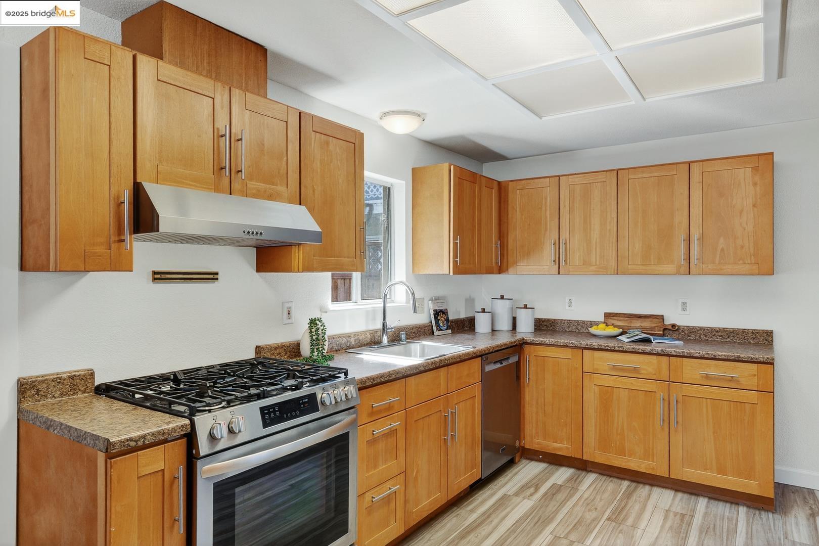 Detail Gallery Image 20 of 43 For 3622 Emerson St, Oakland,  CA 94610 - 5 Beds | 3 Baths