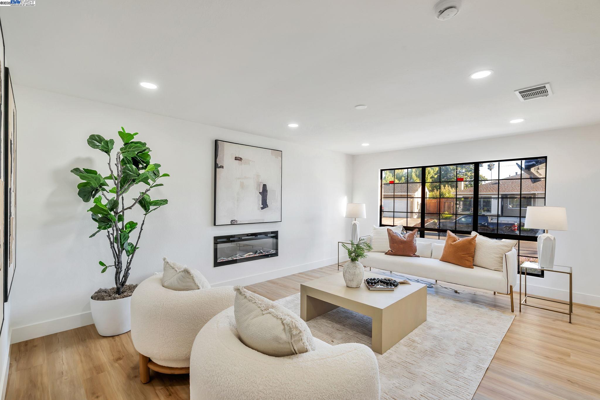 Detail Gallery Image 3 of 34 For 1575 via Lucas, San Lorenzo,  CA 94580 - 4 Beds | 3 Baths