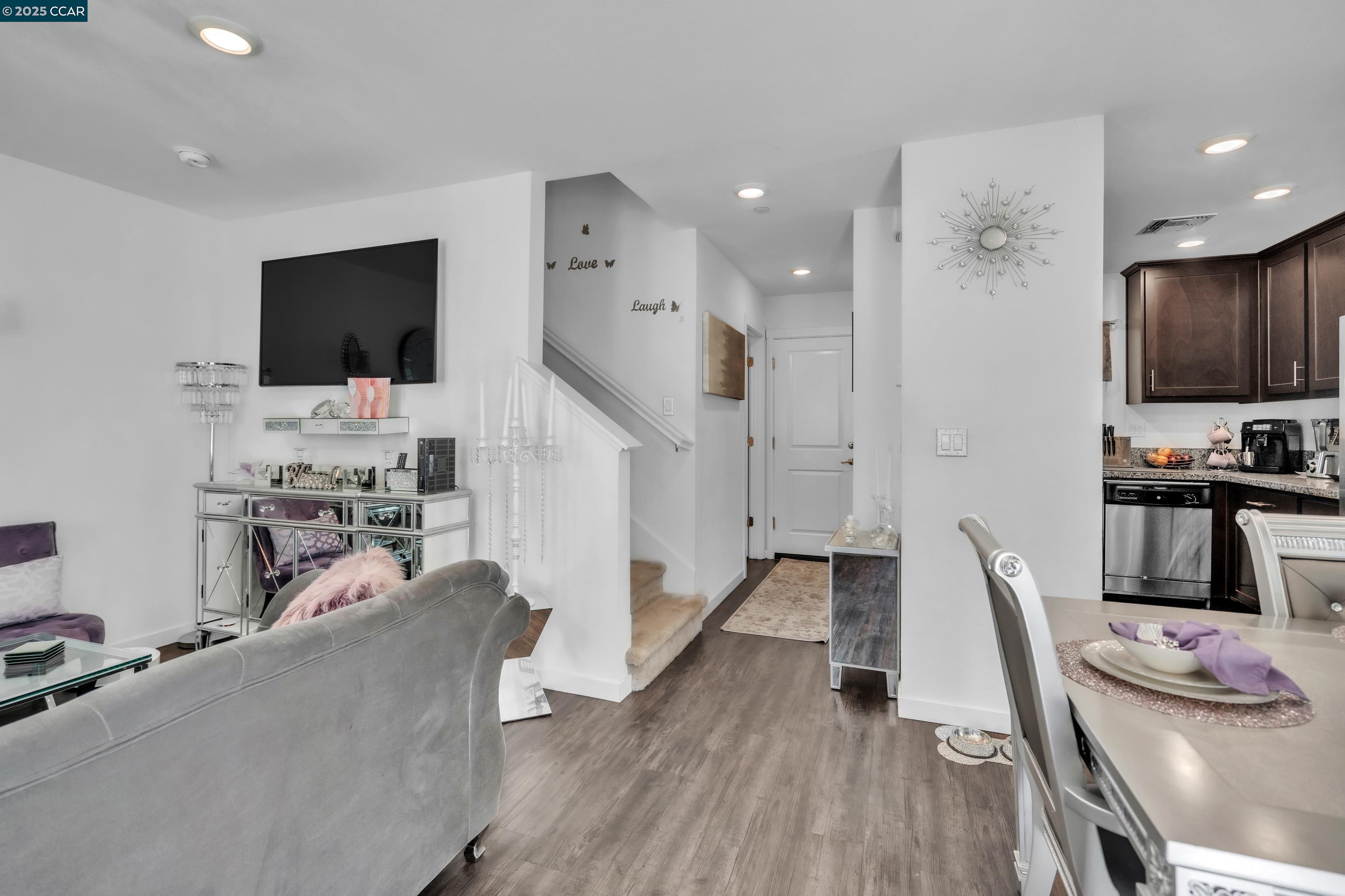 Detail Gallery Image 5 of 31 For 19828 Gabilan View Dr, Salinas,  CA 93906 - 2 Beds | 2/1 Baths