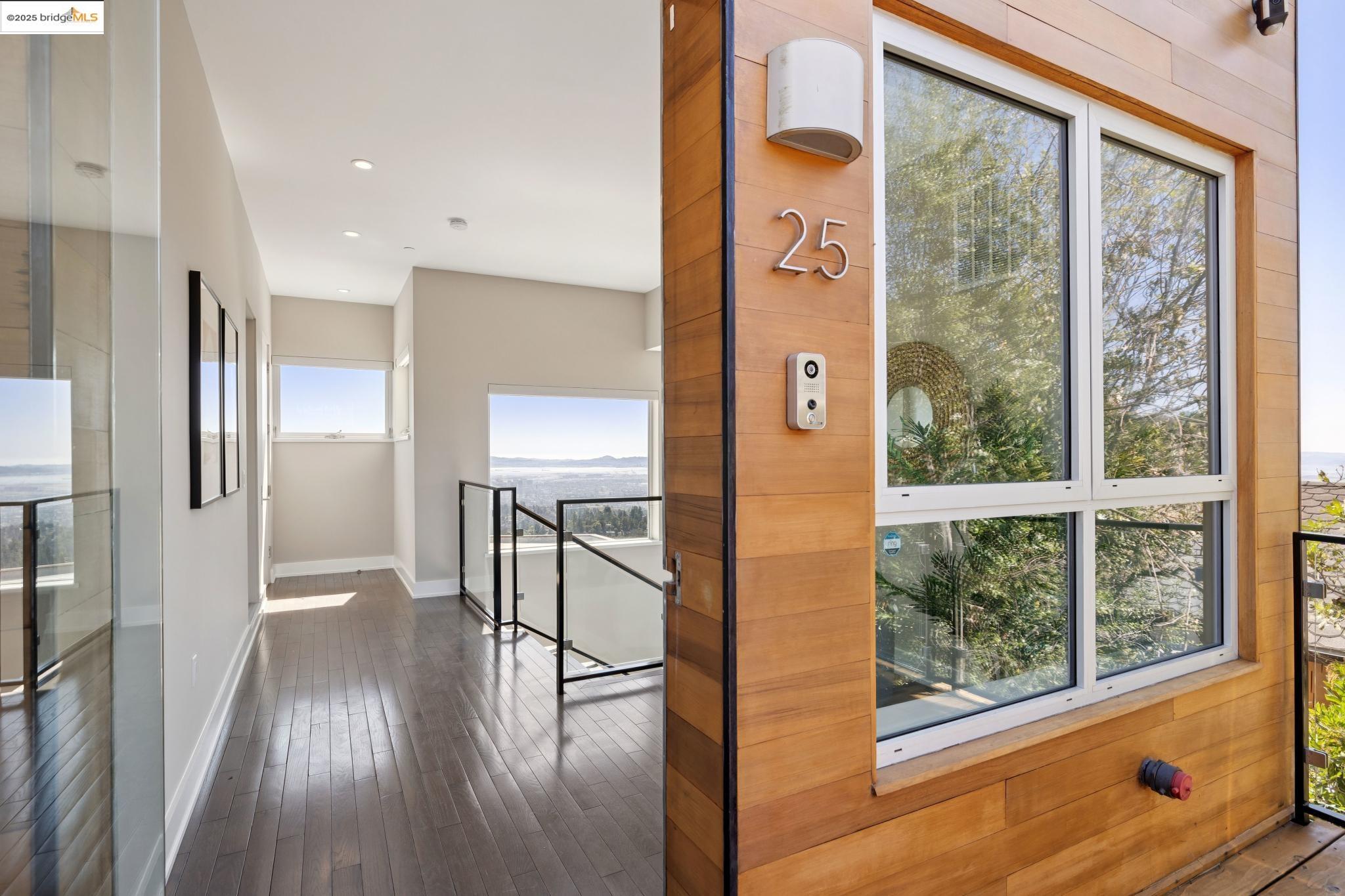 Detail Gallery Image 2 of 60 For 25 Diablo Dr, Oakland,  CA 94611 - 3 Beds | 3/1 Baths