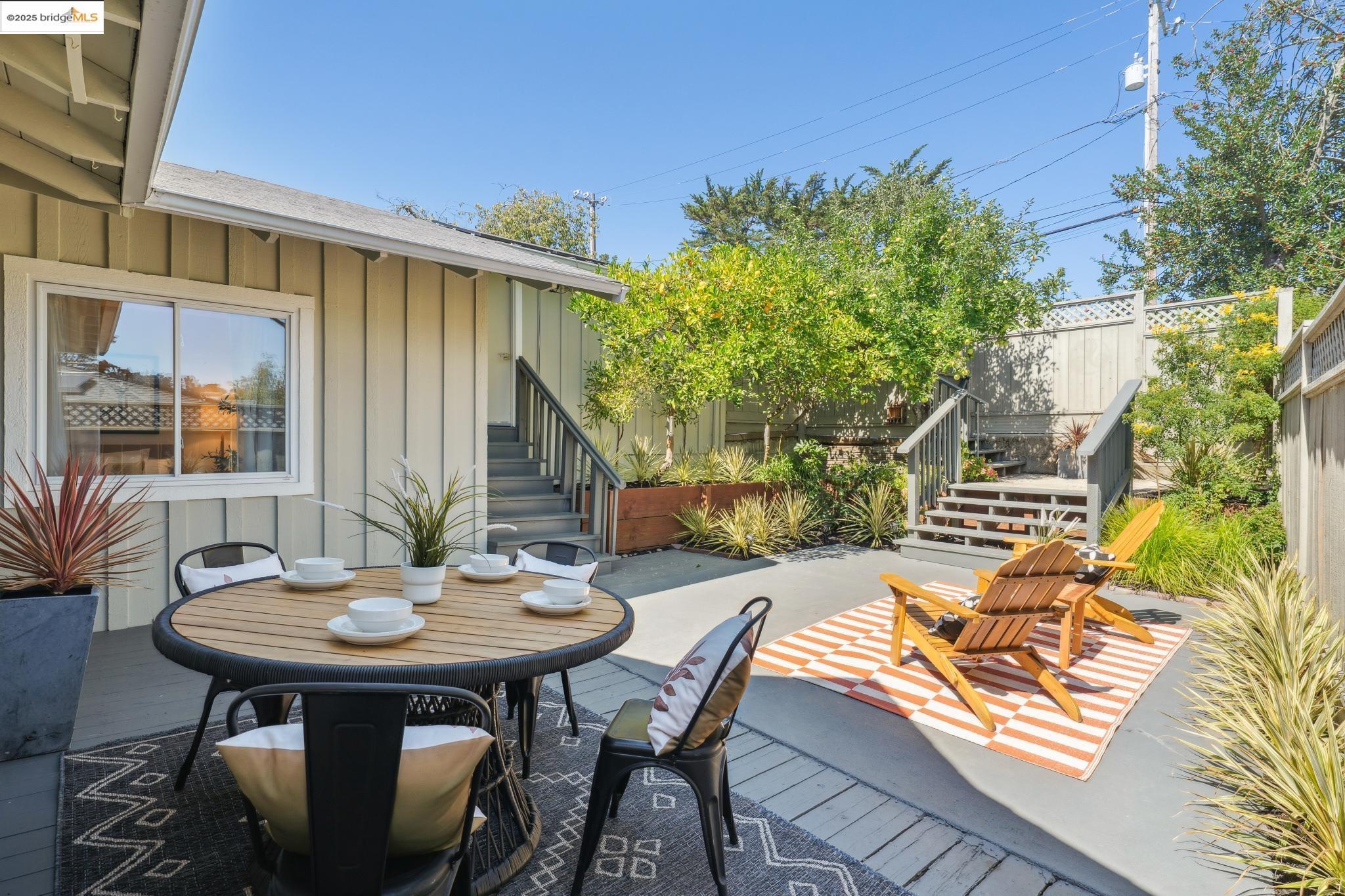 Detail Gallery Image 16 of 59 For 6827 Ridgewood Dr., Oakland,  CA 94611 - 5 Beds | 3 Baths