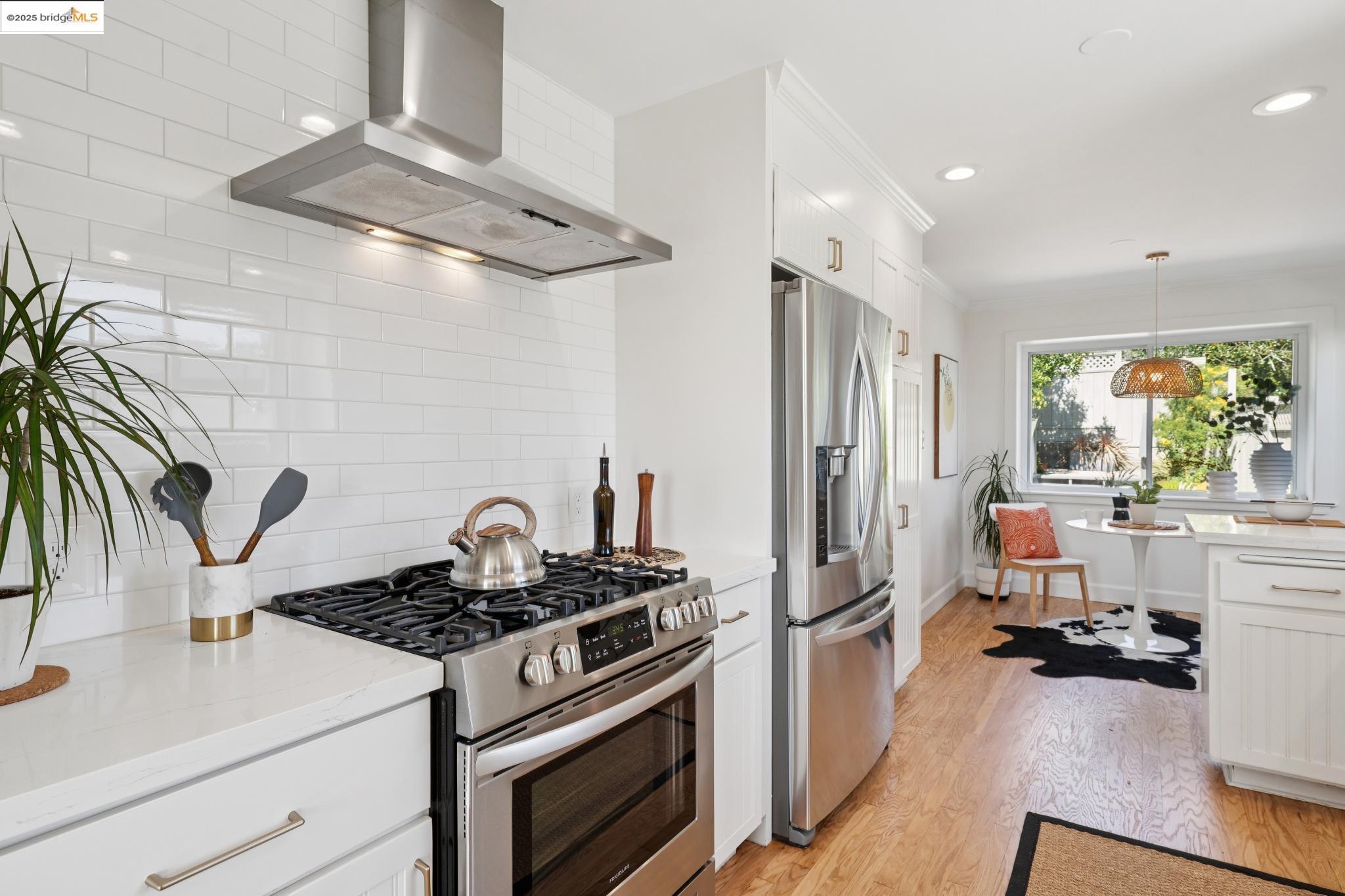 Detail Gallery Image 30 of 59 For 6827 Ridgewood Dr., Oakland,  CA 94611 - 5 Beds | 3 Baths
