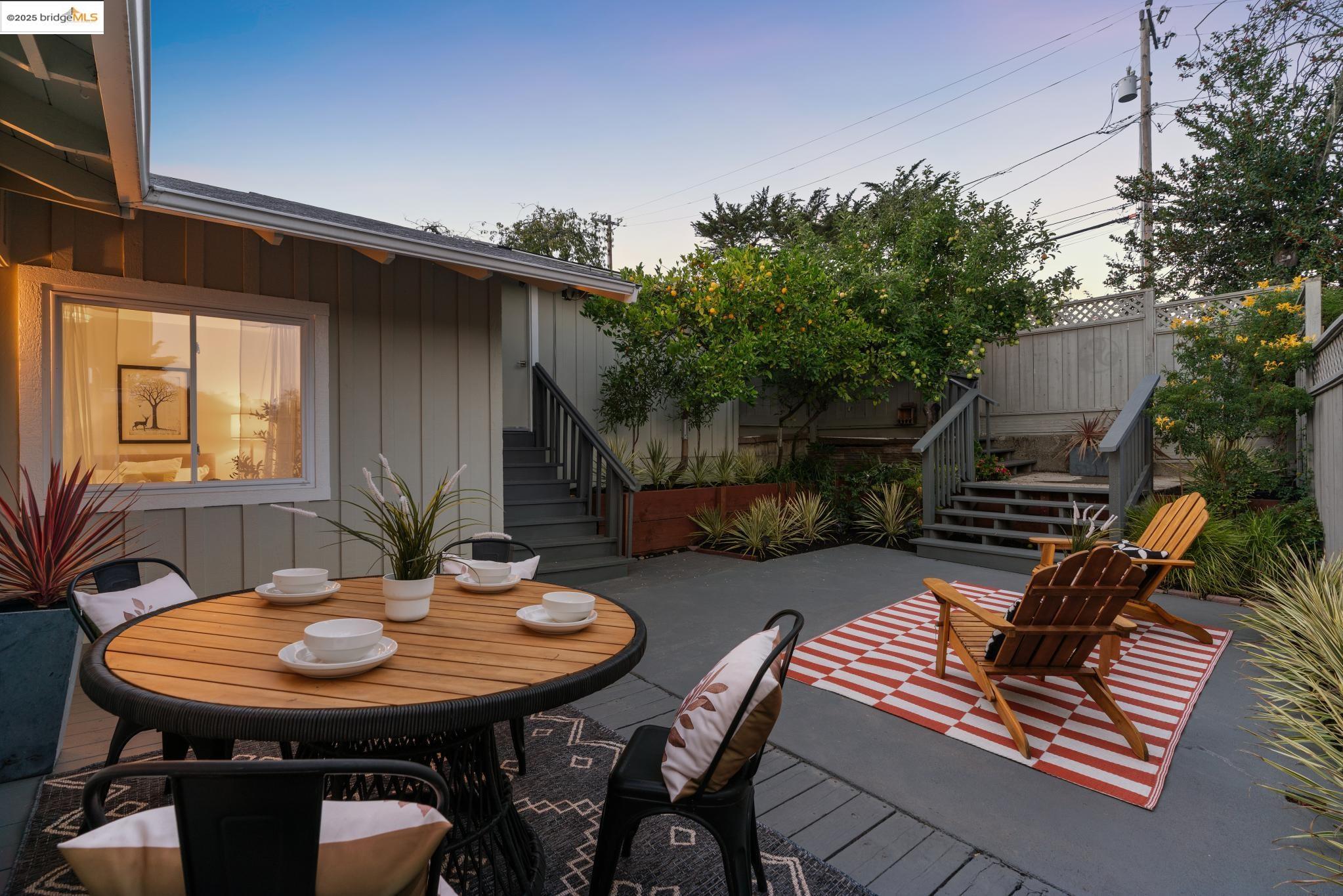 Detail Gallery Image 4 of 59 For 6827 Ridgewood Dr., Oakland,  CA 94611 - 5 Beds | 3 Baths