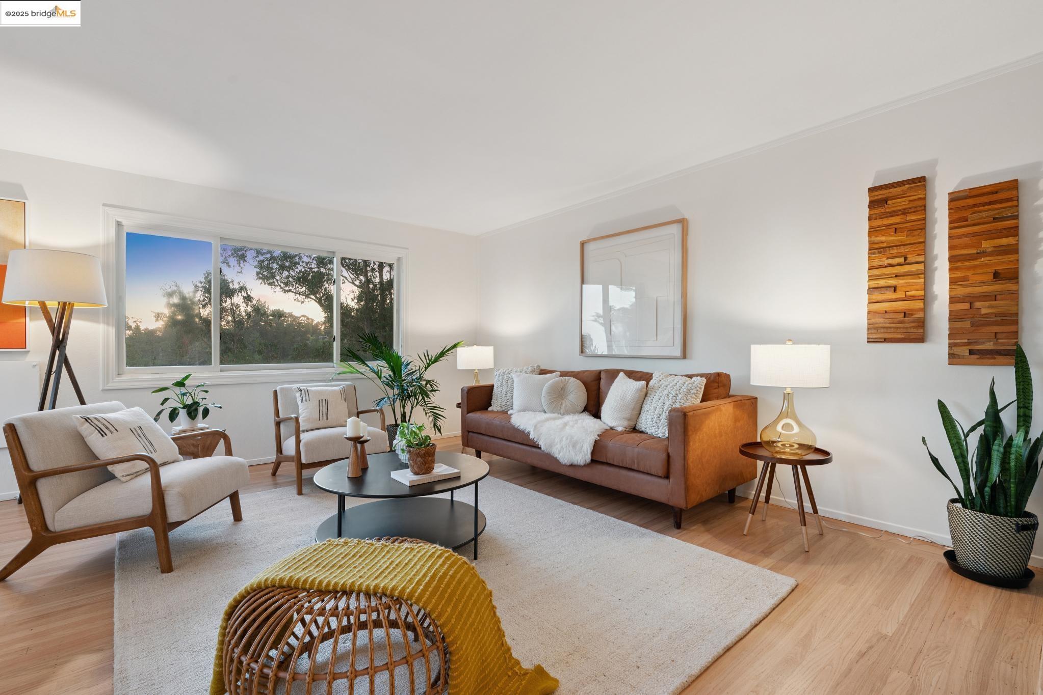 Detail Gallery Image 5 of 59 For 6827 Ridgewood Dr., Oakland,  CA 94611 - 5 Beds | 3 Baths