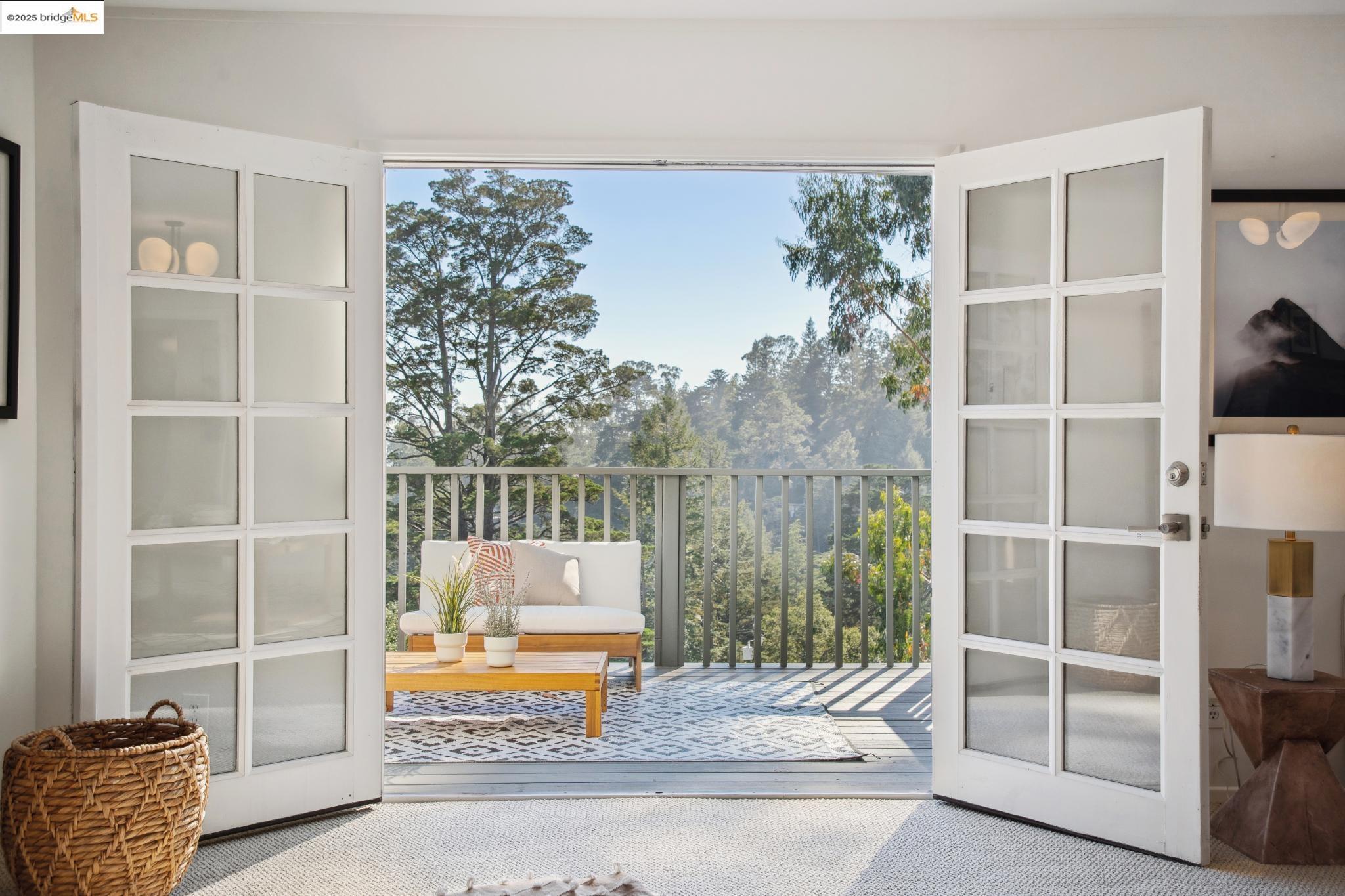 Detail Gallery Image 52 of 59 For 6827 Ridgewood Dr., Oakland,  CA 94611 - 5 Beds | 3 Baths