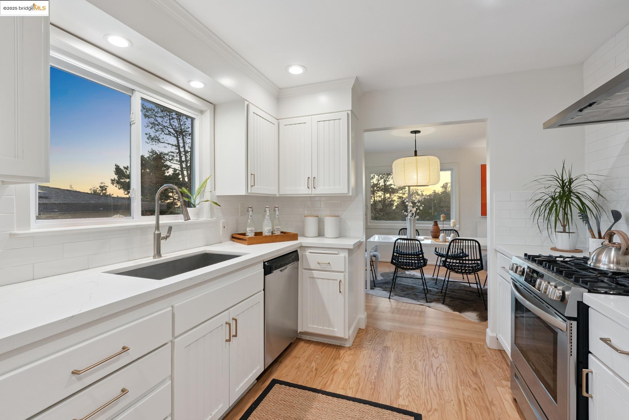 Detail Gallery Image 9 of 59 For 6827 Ridgewood Dr., Oakland,  CA 94611 - 5 Beds | 3 Baths
