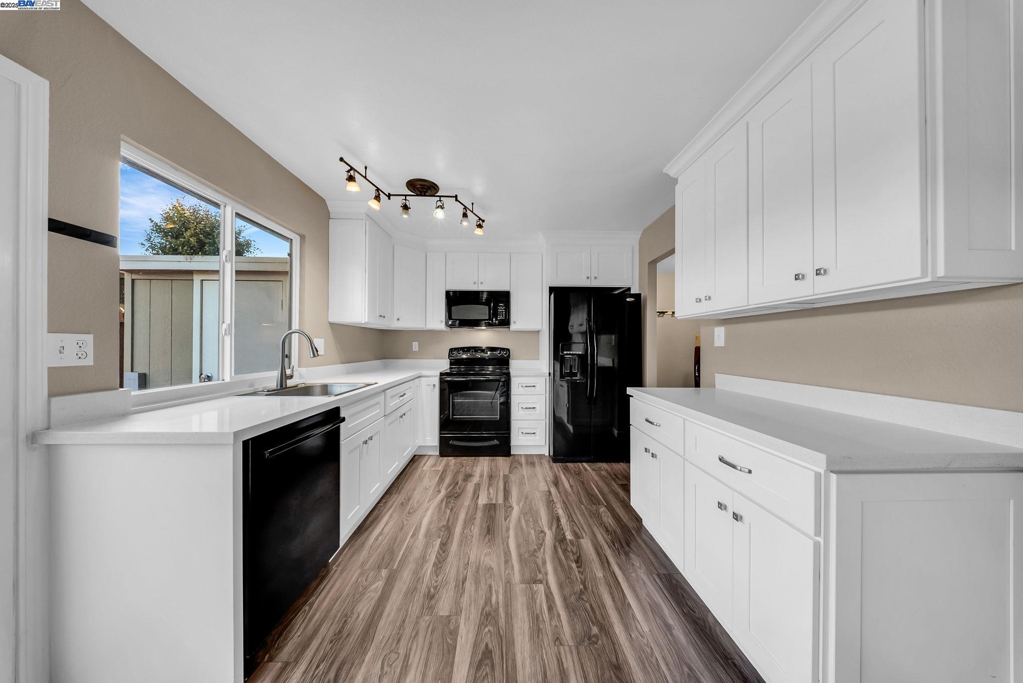 Detail Gallery Image 7 of 24 For 4446 Seminole Way, Pleasanton,  CA 94588 - 4 Beds | 2/1 Baths