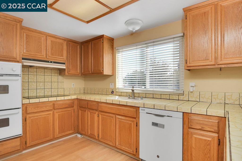 Detail Gallery Image 12 of 33 For 4449 Valle Vista, Pittsburg,  CA 94565 - 4 Beds | 2/1 Baths