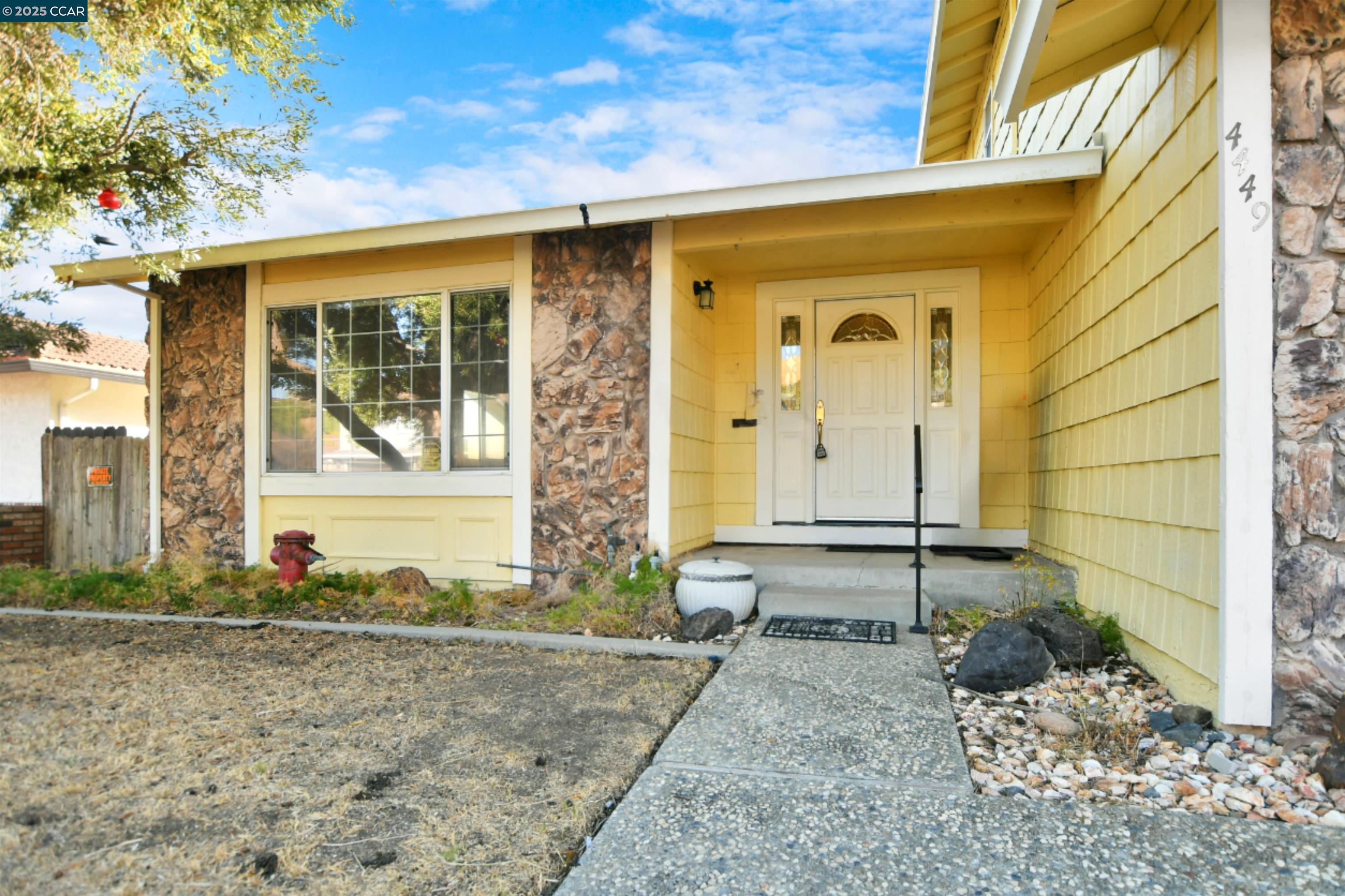 Detail Gallery Image 4 of 33 For 4449 Valle Vista, Pittsburg,  CA 94565 - 4 Beds | 2/1 Baths