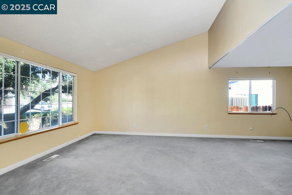 Detail Gallery Image 6 of 33 For 4449 Valle Vista, Pittsburg,  CA 94565 - 4 Beds | 2/1 Baths