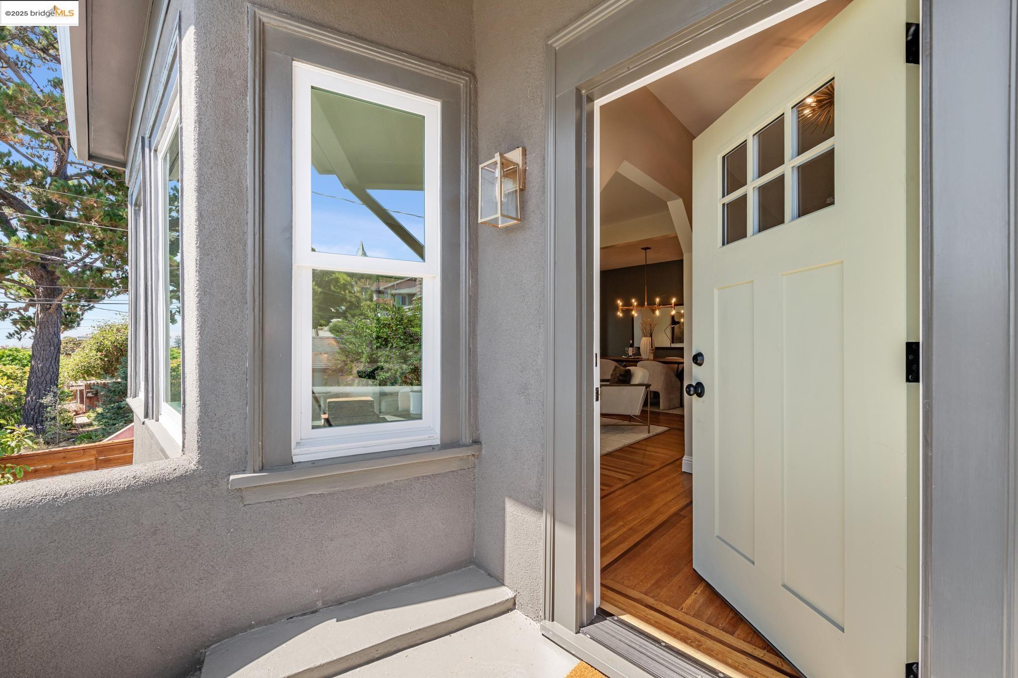 Detail Gallery Image 4 of 60 For 4015 Rhoda Ave, Oakland,  CA 94602 - 4 Beds | 3 Baths