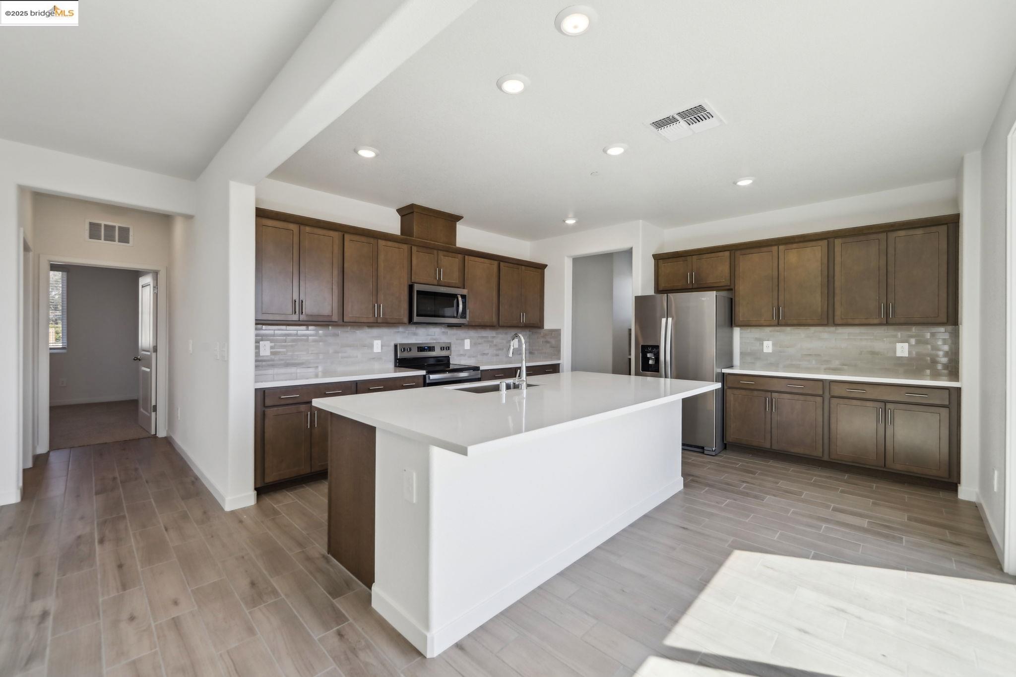 Detail Gallery Image 3 of 6 For 671 Channel Cir, Oakley,  CA 94561 - 4 Beds | 3 Baths