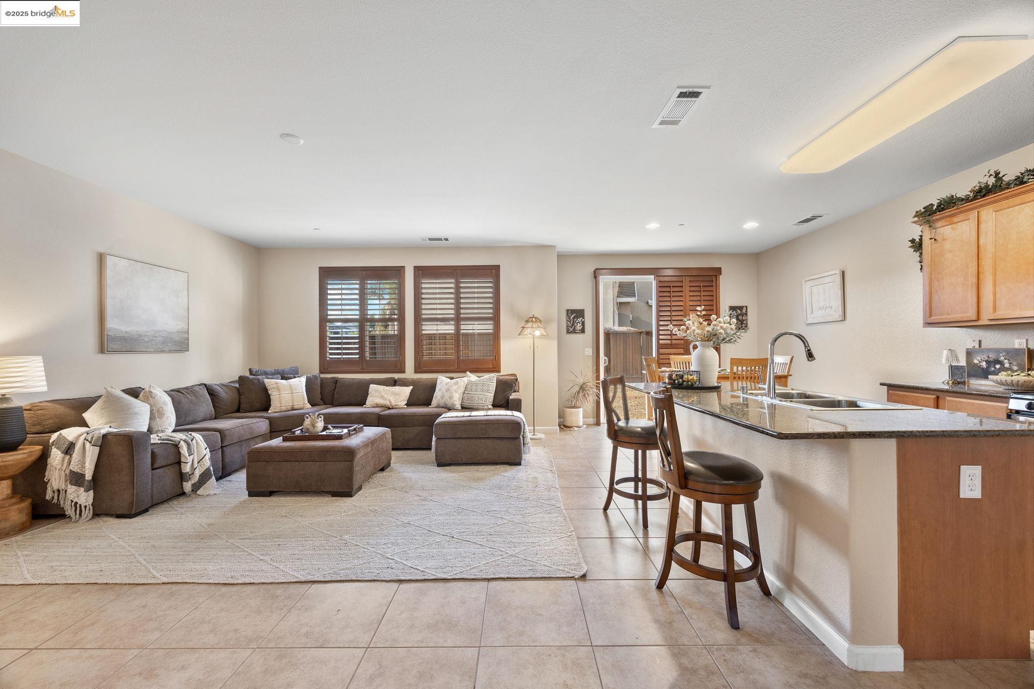 Detail Gallery Image 6 of 38 For 227 Hibiscus Way, Oakley,  CA 94561 - 4 Beds | 3 Baths