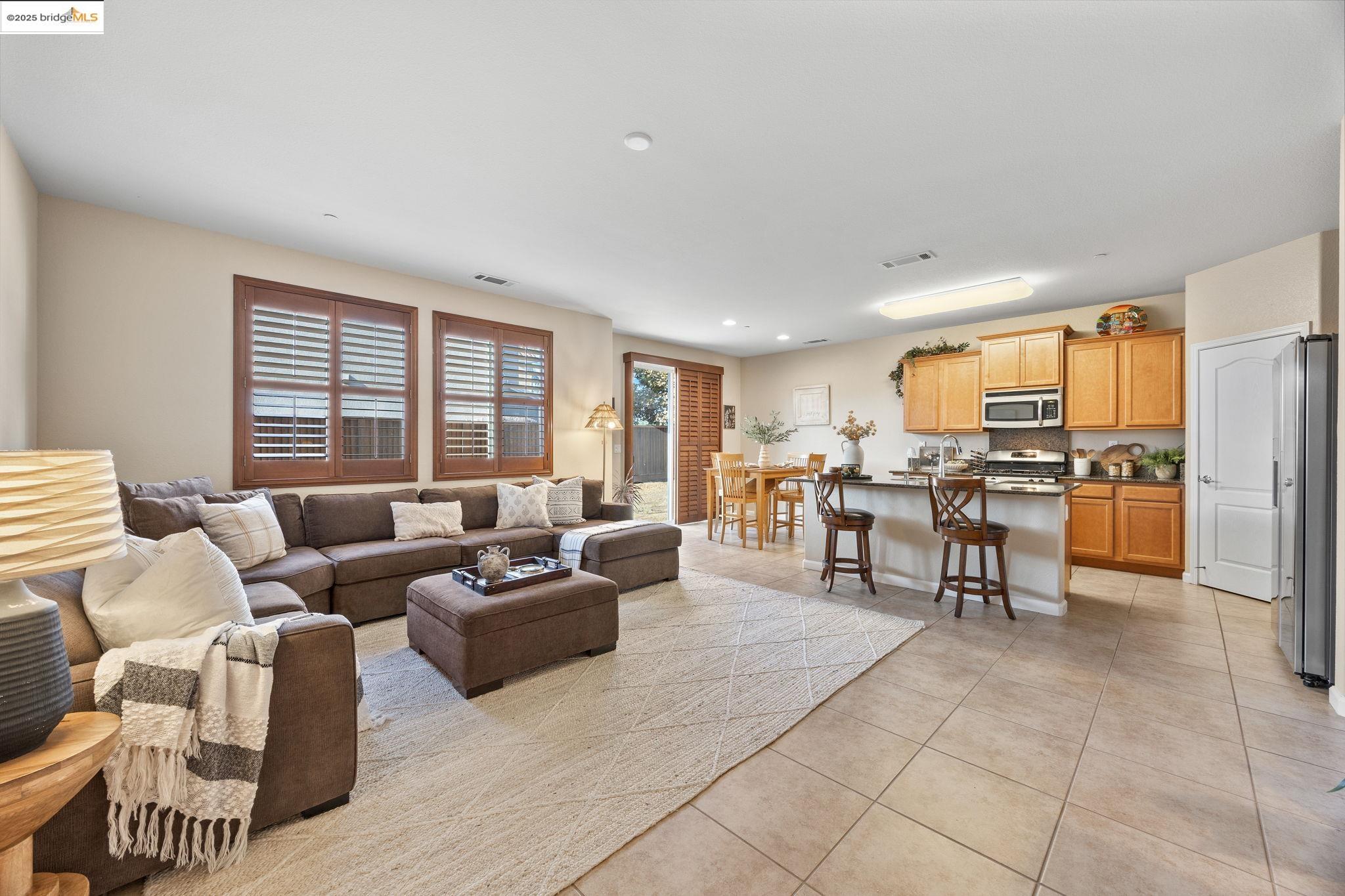 Detail Gallery Image 7 of 38 For 227 Hibiscus Way, Oakley,  CA 94561 - 4 Beds | 3 Baths