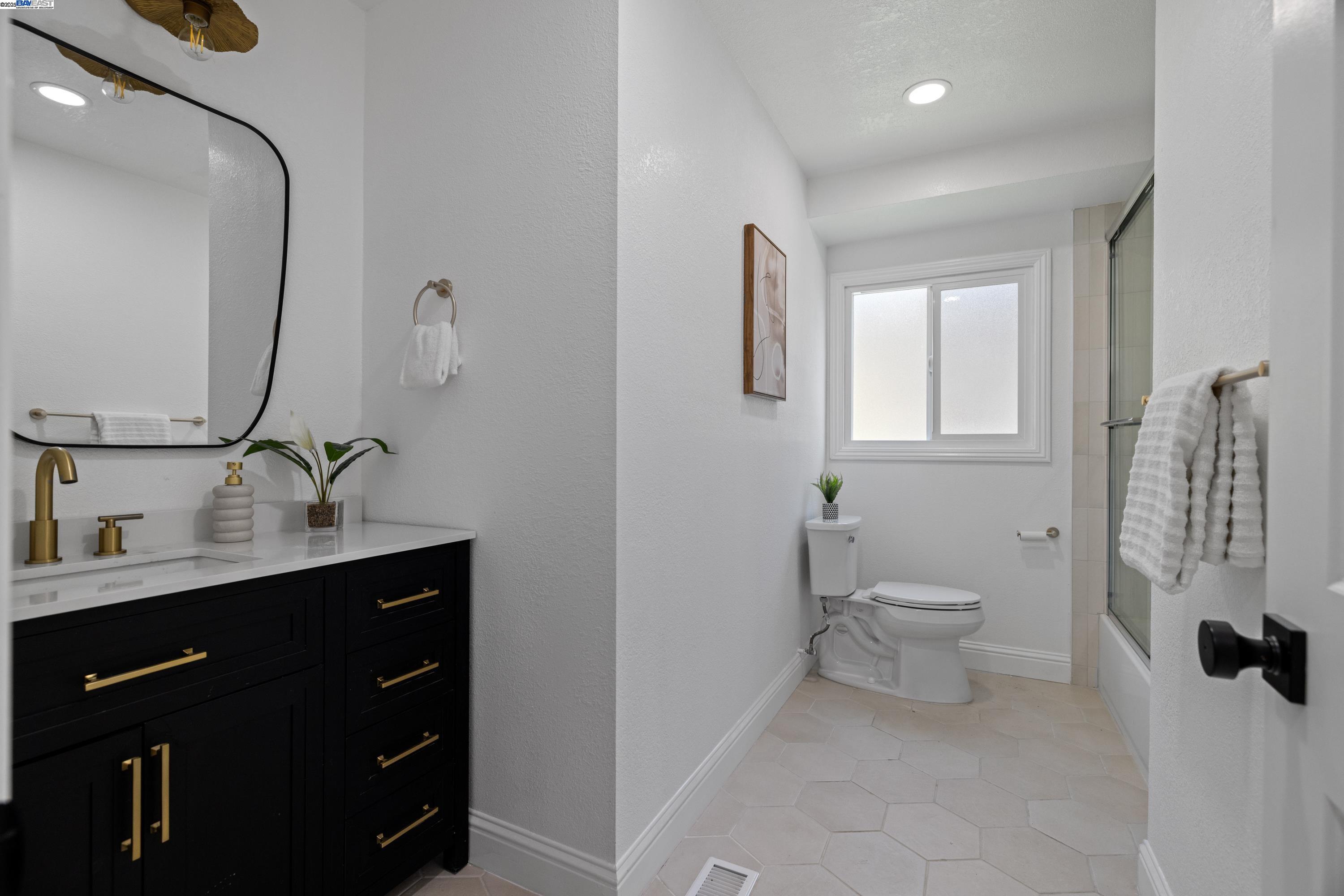 Detail Gallery Image 15 of 27 For 16068 Gramercy Dr, San Leandro,  CA 94578 - 3 Beds | 2 Baths