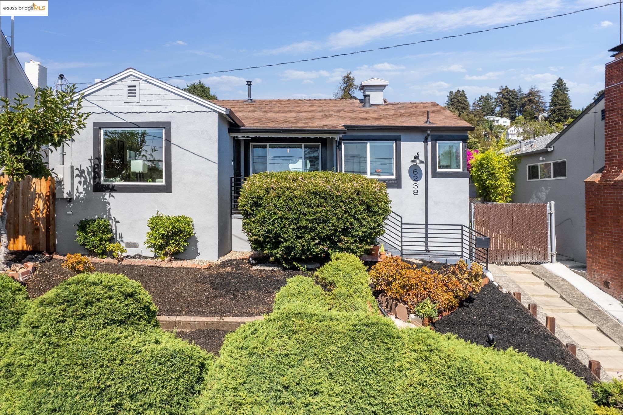 Detail Gallery Image 3 of 47 For 6238 Majestic Ave, Oakland,  CA 94605 - 2 Beds | 1 Baths