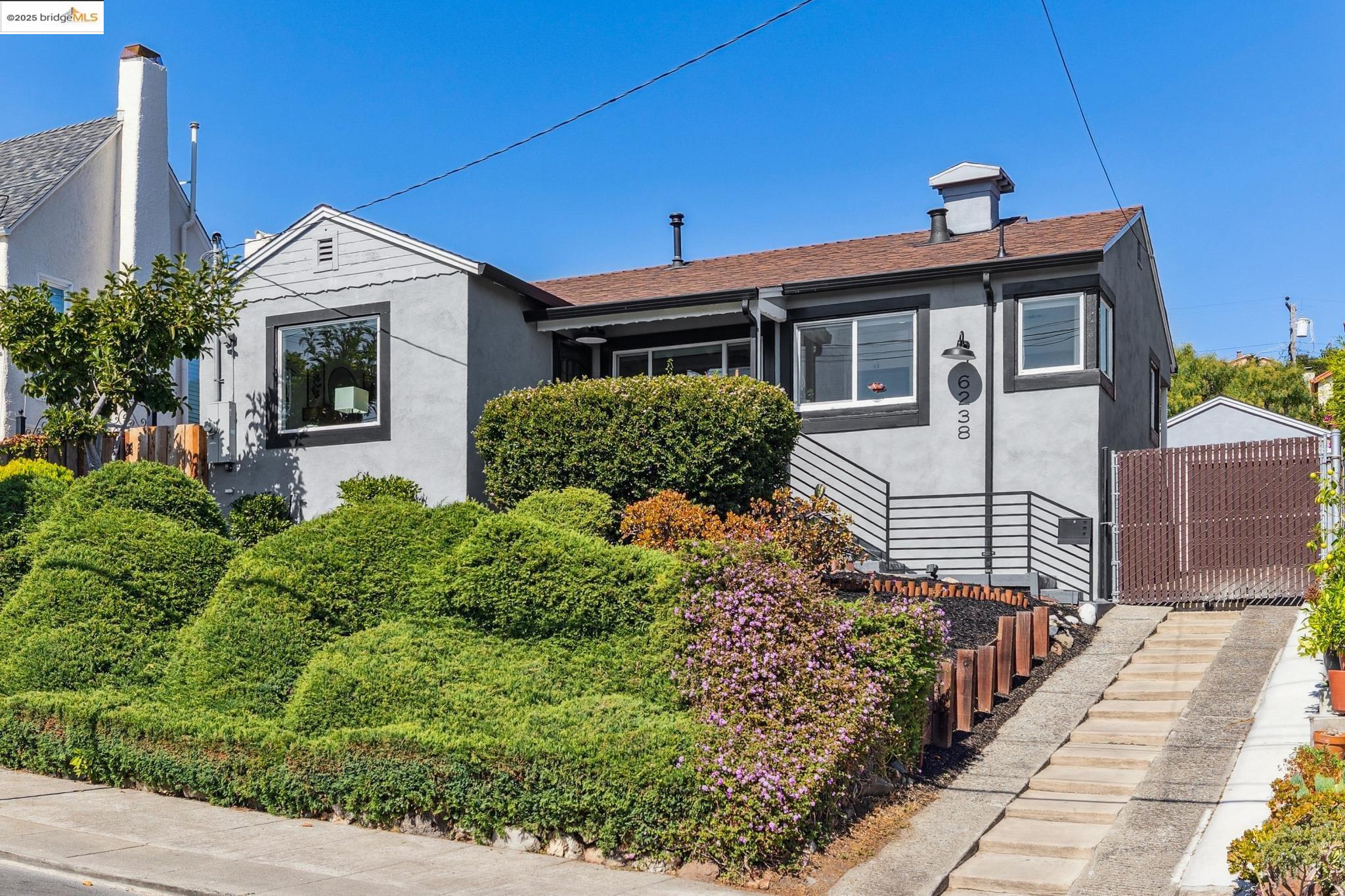 Detail Gallery Image 5 of 47 For 6238 Majestic Ave, Oakland,  CA 94605 - 2 Beds | 1 Baths